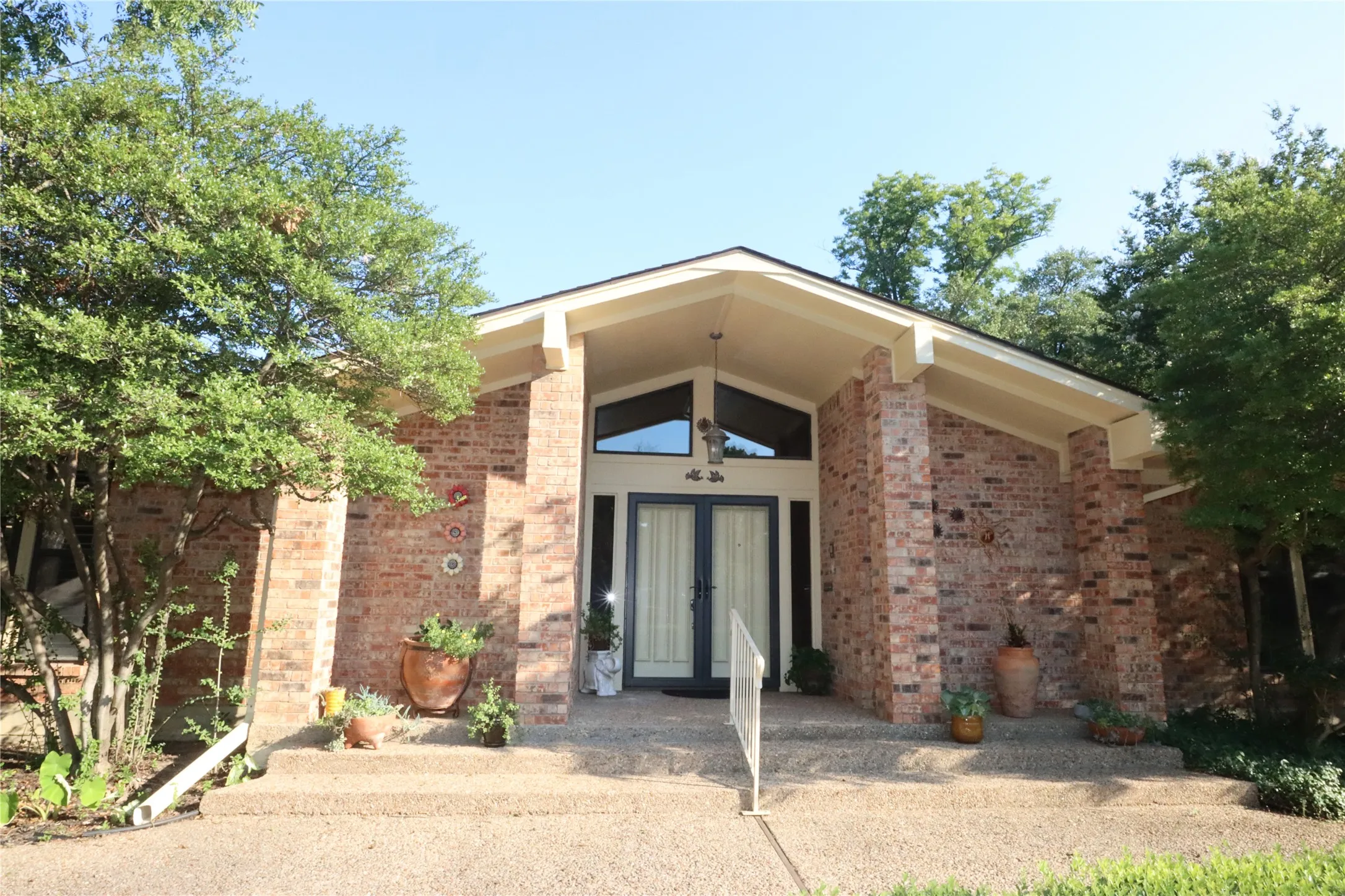 Single Family Residence For Sale in Tarrant County , 5421 Benbridge Drive, Fort Worth, Texas 76107, 4 Bedrooms, 4 Bathrooms, 2 Garage spaces, 4,102 Sqft, built in 1977, Price $925,000, mls#21264130, Real Estate Agent in Fort Worth, Homes For Sale in Tarrant county, Homes For Sale in Fort Worth, Realtor in Fort Worth Texas, Real Estate Brokerage Independent Realty Texas, Luminita Cordes Realtor