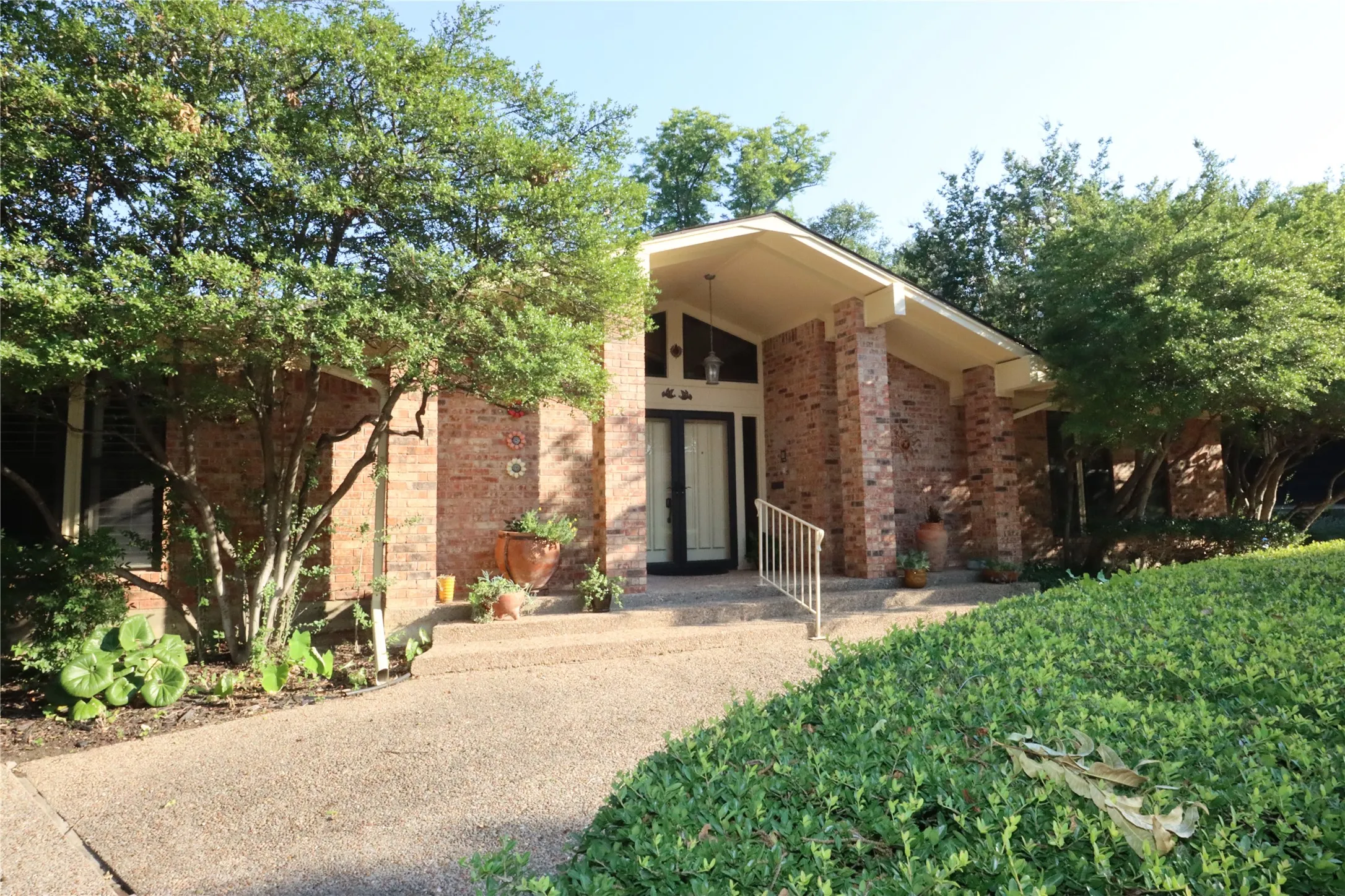 Single Family Residence For Sale in Tarrant County , 5421 Benbridge Drive, Fort Worth, Texas 76107, 4 Bedrooms, 4 Bathrooms, 2 Garage spaces, 4,102 Sqft, built in 1977, Price $925,000, mls#21264130, Real Estate Agent in Fort Worth, Homes For Sale in Tarrant county, Homes For Sale in Fort Worth, Realtor in Fort Worth Texas, Real Estate Brokerage Independent Realty Texas, Luminita Cordes Realtor