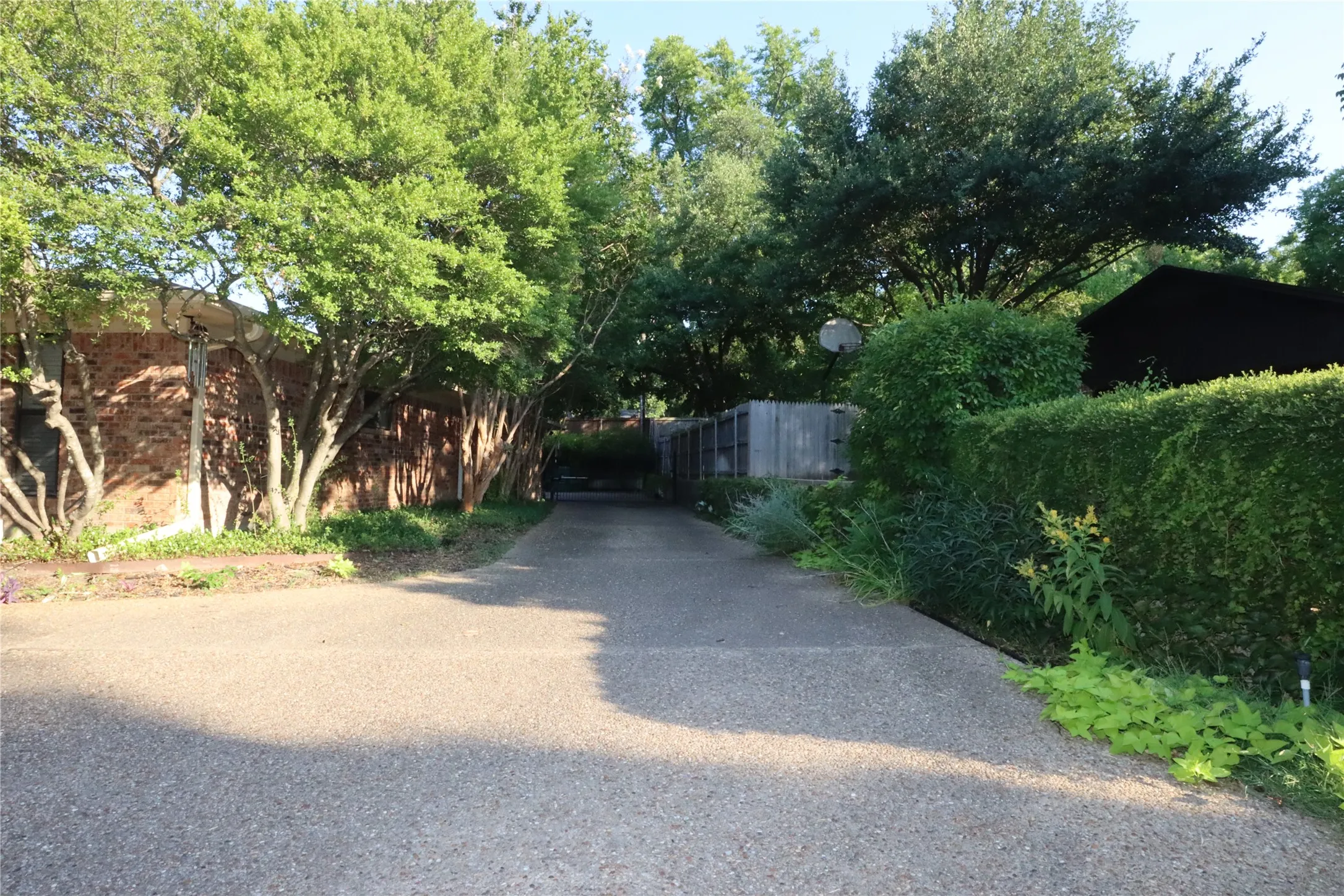 Single Family Residence For Sale in Tarrant County , 5421 Benbridge Drive, Fort Worth, Texas 76107, 4 Bedrooms, 4 Bathrooms, 2 Garage spaces, 4,102 Sqft, built in 1977, Price $925,000, mls#21264130, Real Estate Agent in Fort Worth, Homes For Sale in Tarrant county, Homes For Sale in Fort Worth, Realtor in Fort Worth Texas, Real Estate Brokerage Independent Realty Texas, Luminita Cordes Realtor