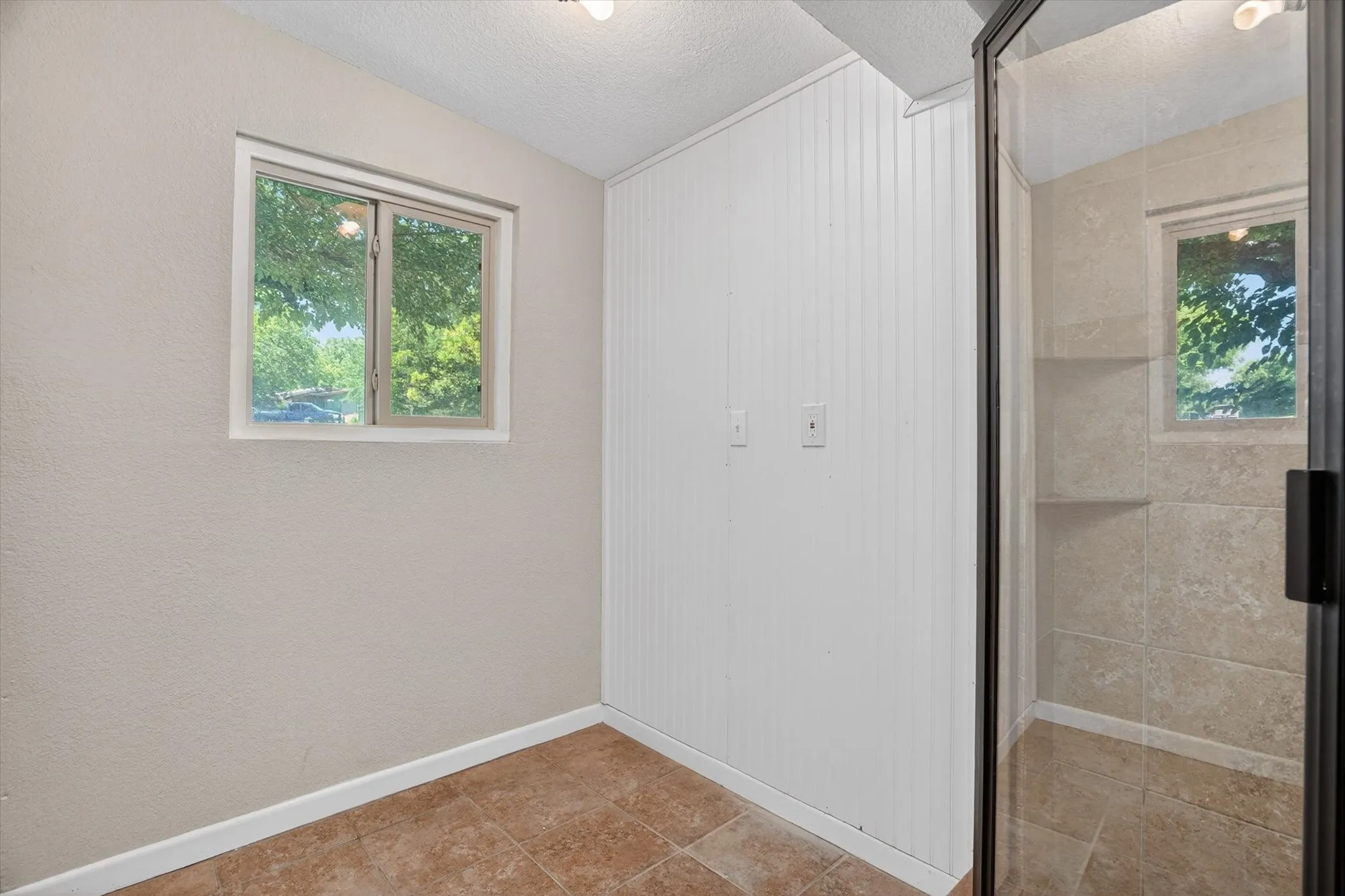 Single Family Residence For Sale in Parker County , 102 Live Oak Lane, Weatherford, Texas 76086, 4 Bedroom, 2 Bathroom, Garage spaces, 1,400 Sqft, built in 1961, mls#21264140, Real Estate Agent in Weatherford, Homes For Sale in Parker county, Homes For Sale in Weatherford, Realtor in Weatherford Texas, Real Estate Brokerage Independent Realty Texas, Luminita Cordes Realtor