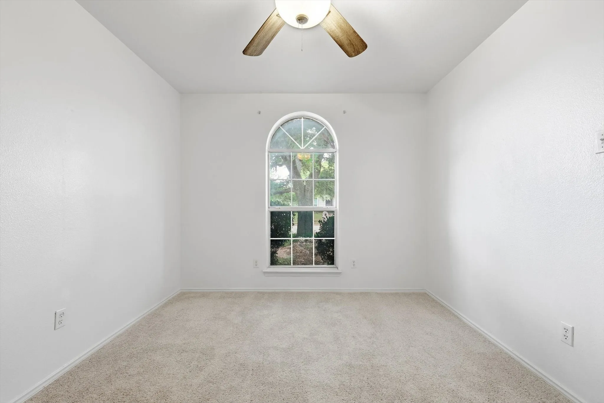 Single Family Residence For Sale in Ellis County , 921 High Point Drive, Midlothian, Texas 76065, 3 Bedroom, 2 Bathroom, 2 Garage spaces, 1,432 Sqft, built in 2000, mls#21264128, Real Estate Agent in Midlothian, Homes For Sale in Ellis county, Homes For Sale in Midlothian, Realtor in Midlothian Texas, Real Estate Brokerage Independent Realty Texas, Luminita Cordes Realtor