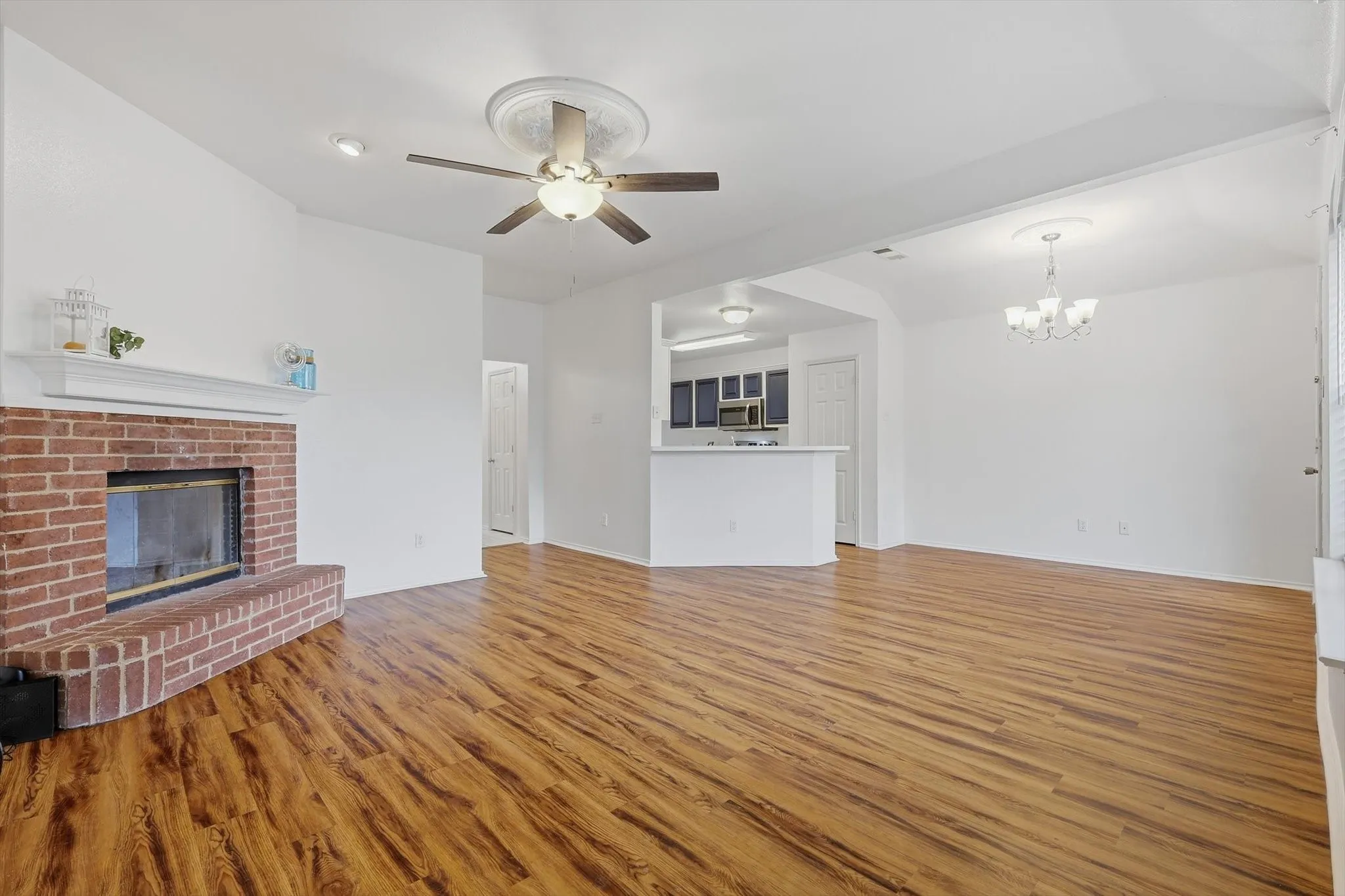 Single Family Residence For Sale in Ellis County , 921 High Point Drive, Midlothian, Texas 76065, 3 Bedroom, 2 Bathroom, 2 Garage spaces, 1,432 Sqft, built in 2000, mls#21264128, Real Estate Agent in Midlothian, Homes For Sale in Ellis county, Homes For Sale in Midlothian, Realtor in Midlothian Texas, Real Estate Brokerage Independent Realty Texas, Luminita Cordes Realtor