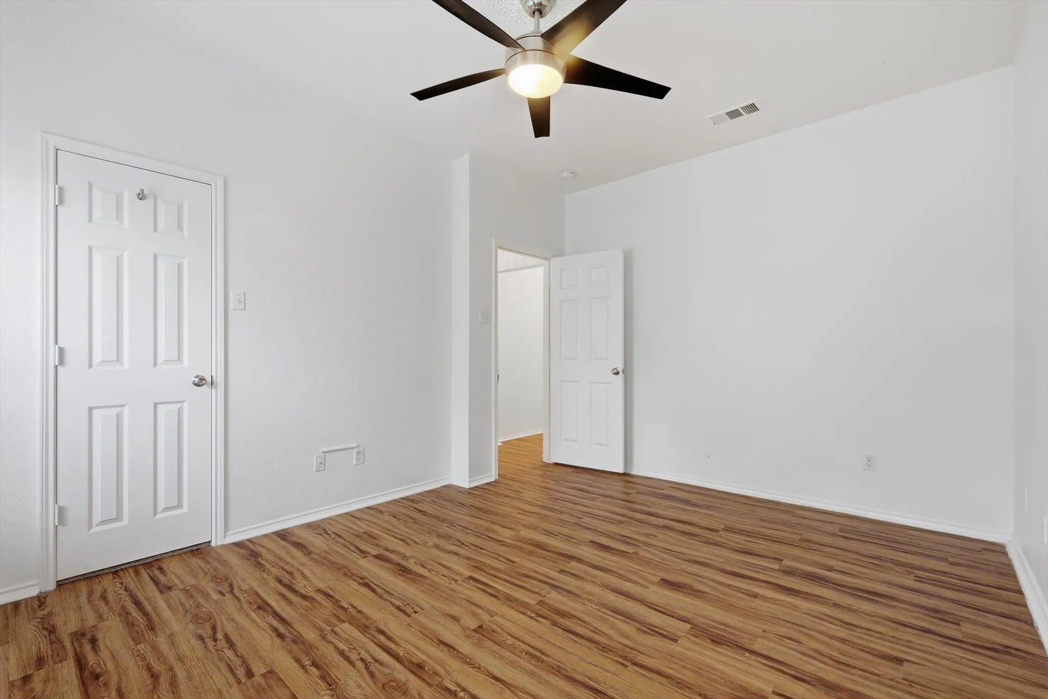 Single Family Residence For Sale in Ellis County , 921 High Point Drive, Midlothian, Texas 76065, 3 Bedroom, 2 Bathroom, 2 Garage spaces, 1,432 Sqft, built in 2000, mls#21264128, Real Estate Agent in Midlothian, Homes For Sale in Ellis county, Homes For Sale in Midlothian, Realtor in Midlothian Texas, Real Estate Brokerage Independent Realty Texas, Luminita Cordes Realtor
