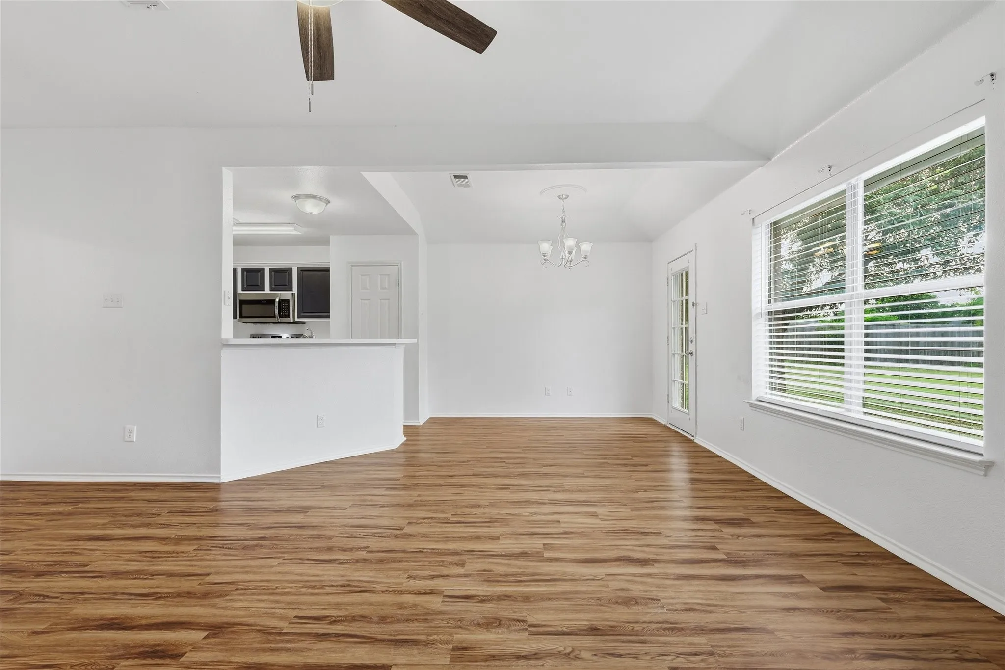 Single Family Residence For Sale in Ellis County , 921 High Point Drive, Midlothian, Texas 76065, 3 Bedroom, 2 Bathroom, 2 Garage spaces, 1,432 Sqft, built in 2000, mls#21264128, Real Estate Agent in Midlothian, Homes For Sale in Ellis county, Homes For Sale in Midlothian, Realtor in Midlothian Texas, Real Estate Brokerage Independent Realty Texas, Luminita Cordes Realtor