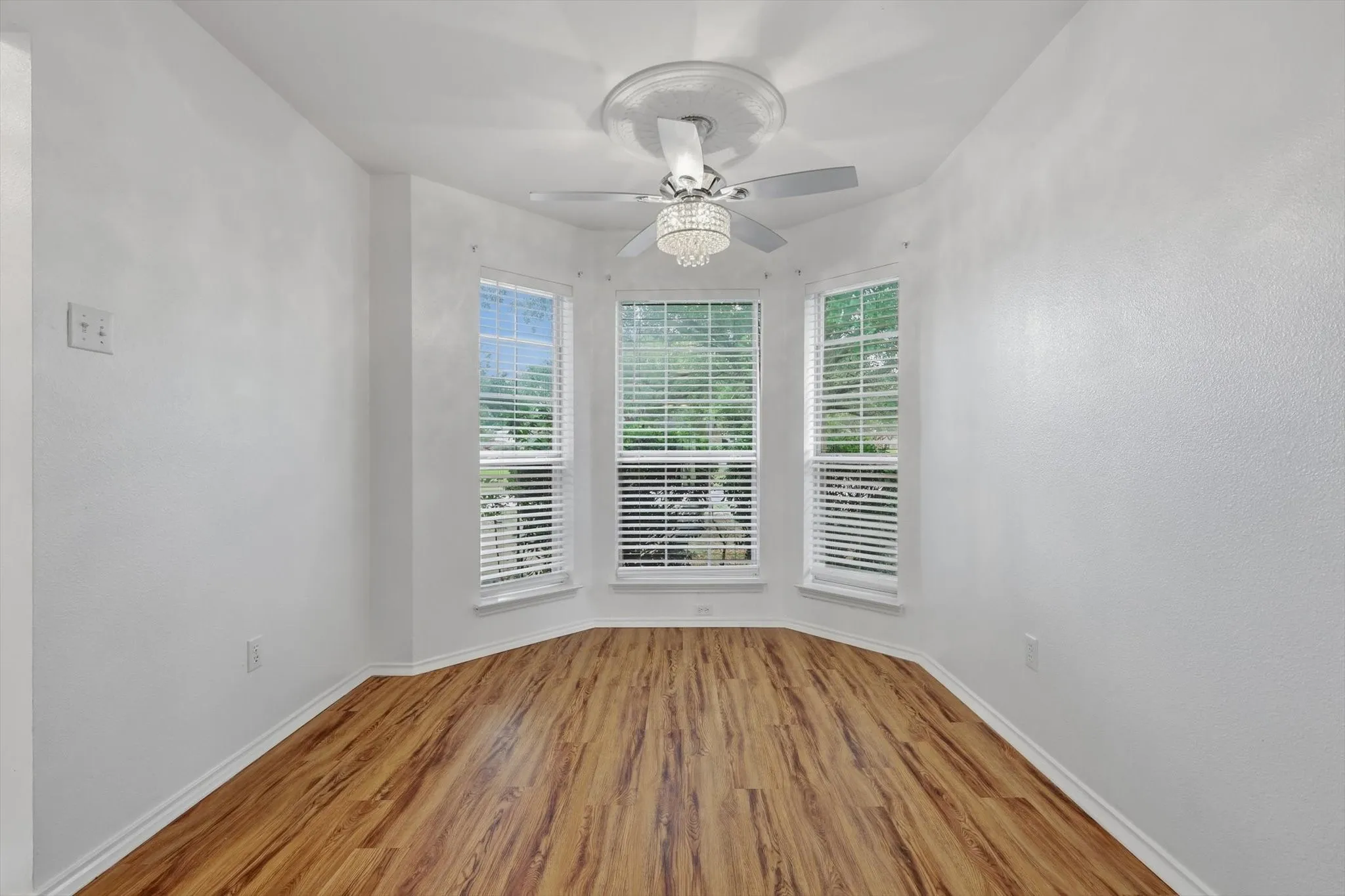 Single Family Residence For Sale in Ellis County , 921 High Point Drive, Midlothian, Texas 76065, 3 Bedroom, 2 Bathroom, 2 Garage spaces, 1,432 Sqft, built in 2000, mls#21264128, Real Estate Agent in Midlothian, Homes For Sale in Ellis county, Homes For Sale in Midlothian, Realtor in Midlothian Texas, Real Estate Brokerage Independent Realty Texas, Luminita Cordes Realtor