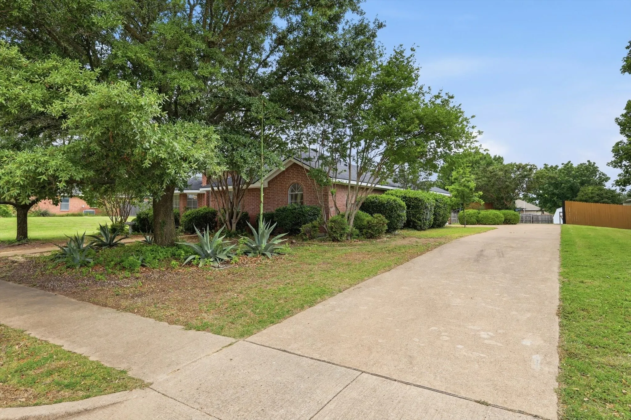 Single Family Residence For Sale in Ellis County , 921 High Point Drive, Midlothian, Texas 76065, 3 Bedroom, 2 Bathroom, 2 Garage spaces, 1,432 Sqft, built in 2000, mls#21264128, Real Estate Agent in Midlothian, Homes For Sale in Ellis county, Homes For Sale in Midlothian, Realtor in Midlothian Texas, Real Estate Brokerage Independent Realty Texas, Luminita Cordes Realtor