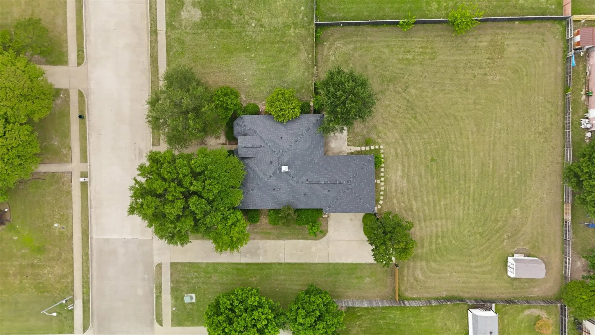Single Family Residence For Sale in Ellis County , 921 High Point Drive, Midlothian, Texas 76065, 3 Bedroom, 2 Bathroom, 2 Garage spaces, 1,432 Sqft, built in 2000, mls#21264128, Real Estate Agent in Midlothian, Homes For Sale in Ellis county, Homes For Sale in Midlothian, Realtor in Midlothian Texas, Real Estate Brokerage Independent Realty Texas, Luminita Cordes Realtor