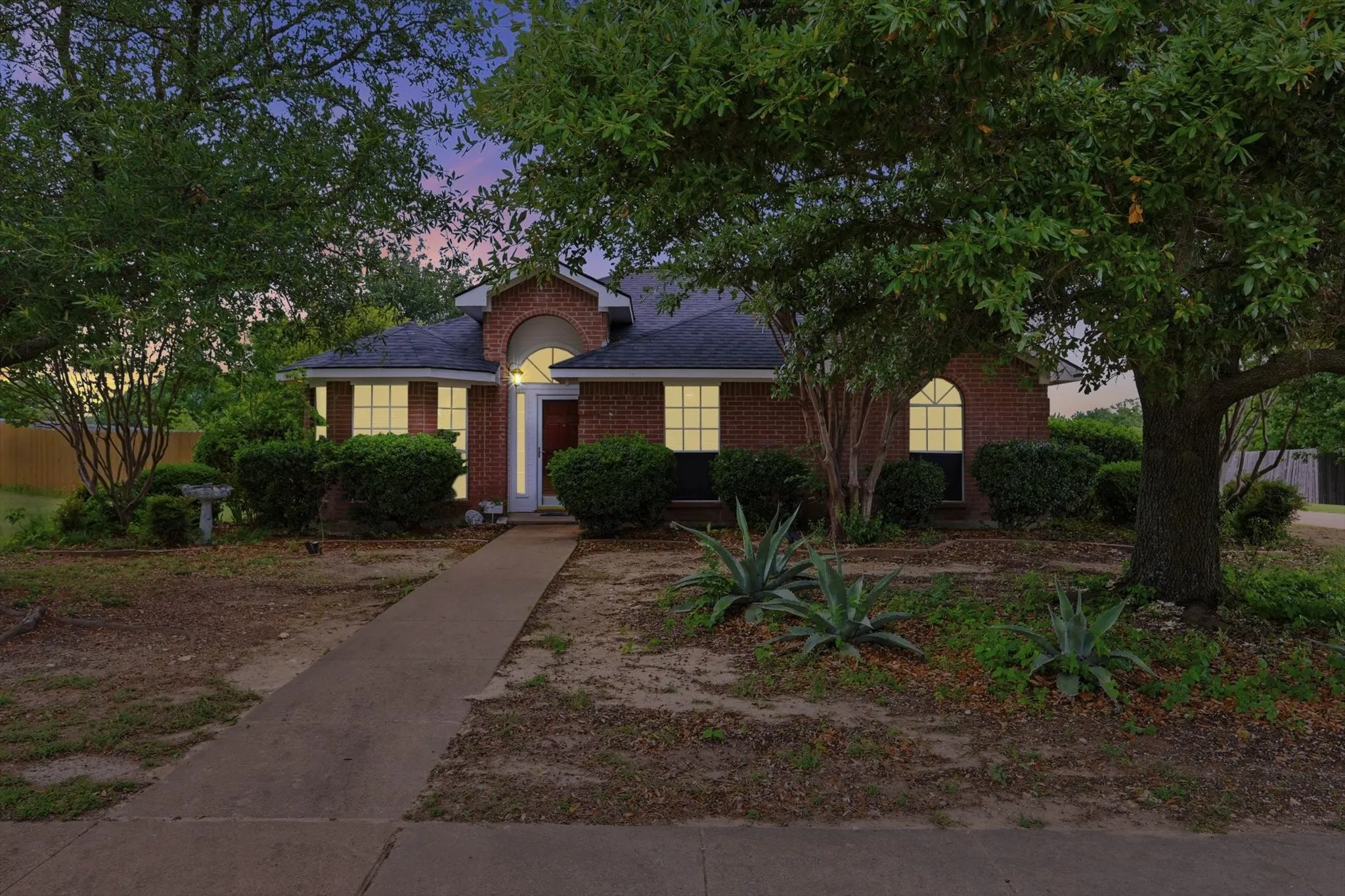 Single Family Residence For Sale in Ellis County , 921 High Point Drive, Midlothian, Texas 76065, 3 Bedroom, 2 Bathroom, 2 Garage spaces, 1,432 Sqft, built in 2000, mls#21264128, Real Estate Agent in Midlothian, Homes For Sale in Ellis county, Homes For Sale in Midlothian, Realtor in Midlothian Texas, Real Estate Brokerage Independent Realty Texas, Luminita Cordes Realtor