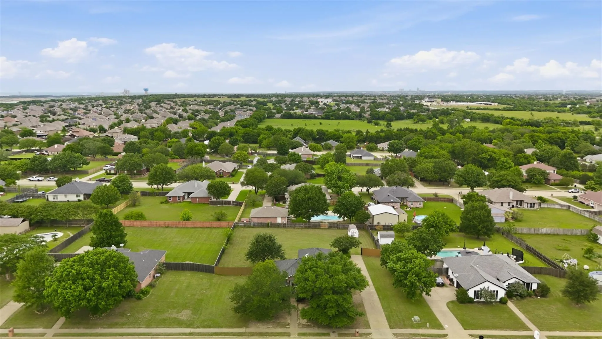 Single Family Residence For Sale in Ellis County , 921 High Point Drive, Midlothian, Texas 76065, 3 Bedroom, 2 Bathroom, 2 Garage spaces, 1,432 Sqft, built in 2000, mls#21264128, Real Estate Agent in Midlothian, Homes For Sale in Ellis county, Homes For Sale in Midlothian, Realtor in Midlothian Texas, Real Estate Brokerage Independent Realty Texas, Luminita Cordes Realtor