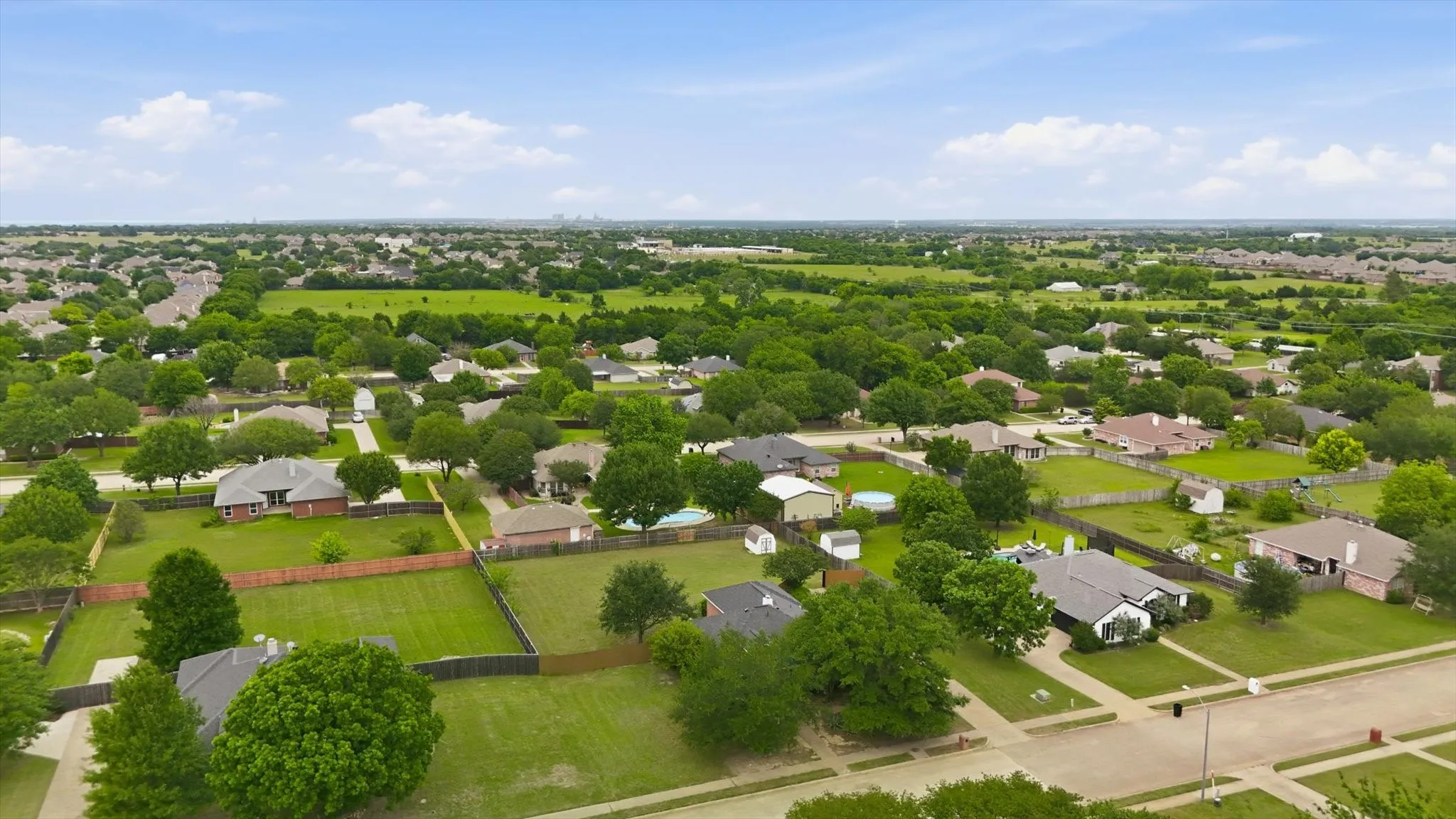 Single Family Residence For Sale in Ellis County , 921 High Point Drive, Midlothian, Texas 76065, 3 Bedroom, 2 Bathroom, 2 Garage spaces, 1,432 Sqft, built in 2000, mls#21264128, Real Estate Agent in Midlothian, Homes For Sale in Ellis county, Homes For Sale in Midlothian, Realtor in Midlothian Texas, Real Estate Brokerage Independent Realty Texas, Luminita Cordes Realtor