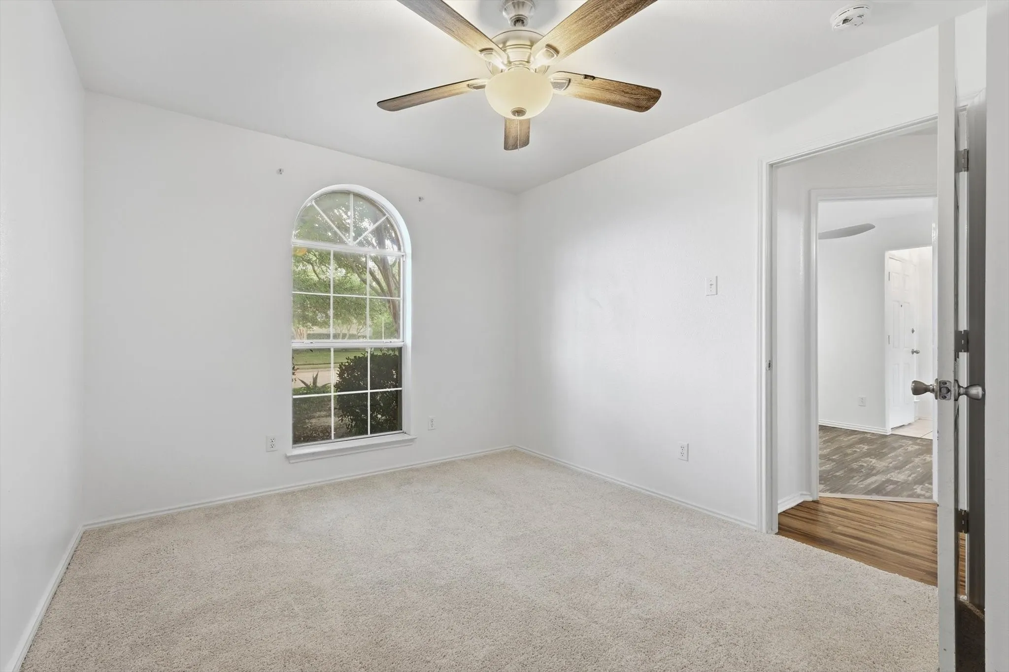 Single Family Residence For Sale in Ellis County , 921 High Point Drive, Midlothian, Texas 76065, 3 Bedroom, 2 Bathroom, 2 Garage spaces, 1,432 Sqft, built in 2000, mls#21264128, Real Estate Agent in Midlothian, Homes For Sale in Ellis county, Homes For Sale in Midlothian, Realtor in Midlothian Texas, Real Estate Brokerage Independent Realty Texas, Luminita Cordes Realtor