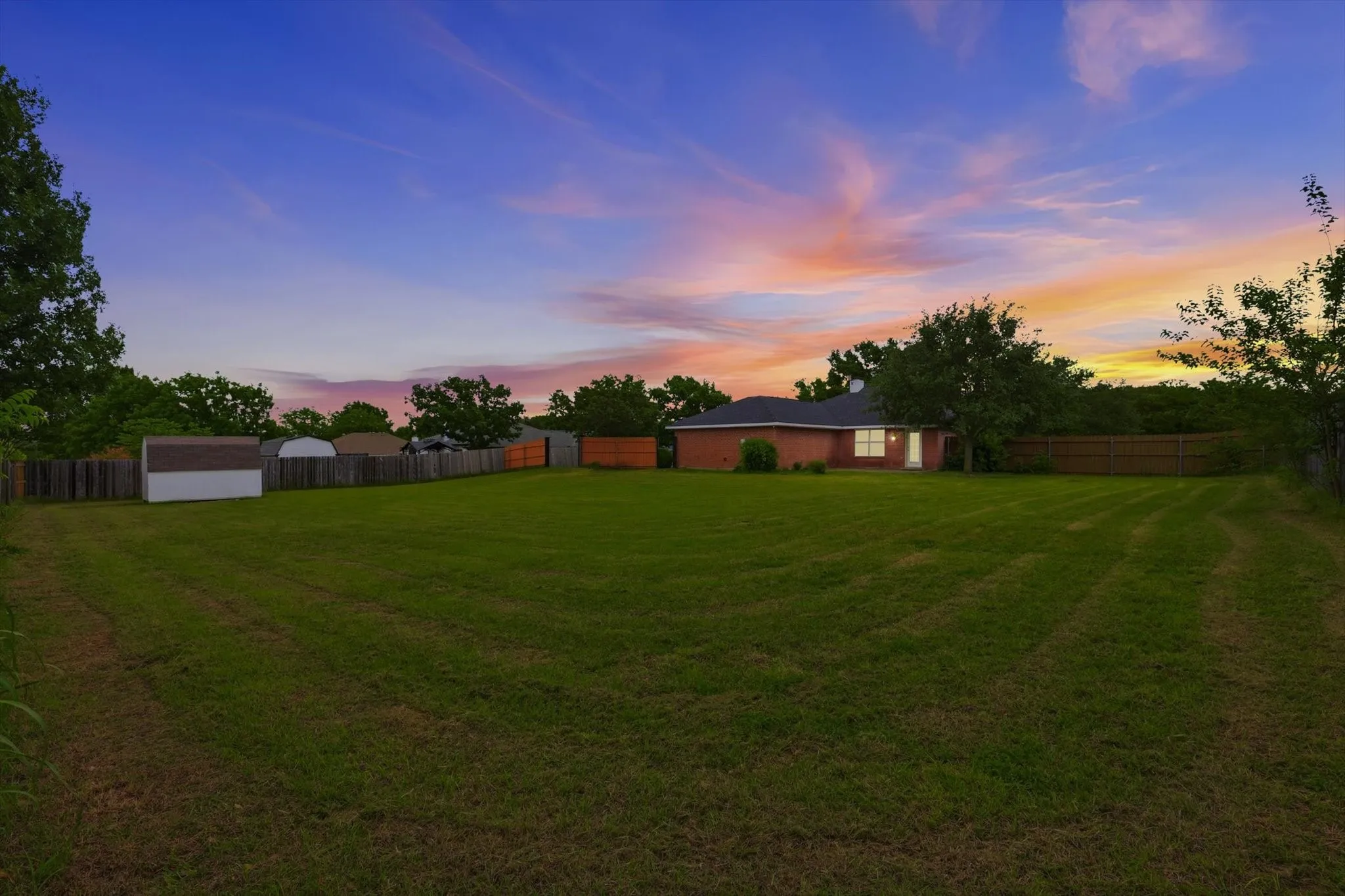 Single Family Residence For Sale in Ellis County , 921 High Point Drive, Midlothian, Texas 76065, 3 Bedroom, 2 Bathroom, 2 Garage spaces, 1,432 Sqft, built in 2000, mls#21264128, Real Estate Agent in Midlothian, Homes For Sale in Ellis county, Homes For Sale in Midlothian, Realtor in Midlothian Texas, Real Estate Brokerage Independent Realty Texas, Luminita Cordes Realtor