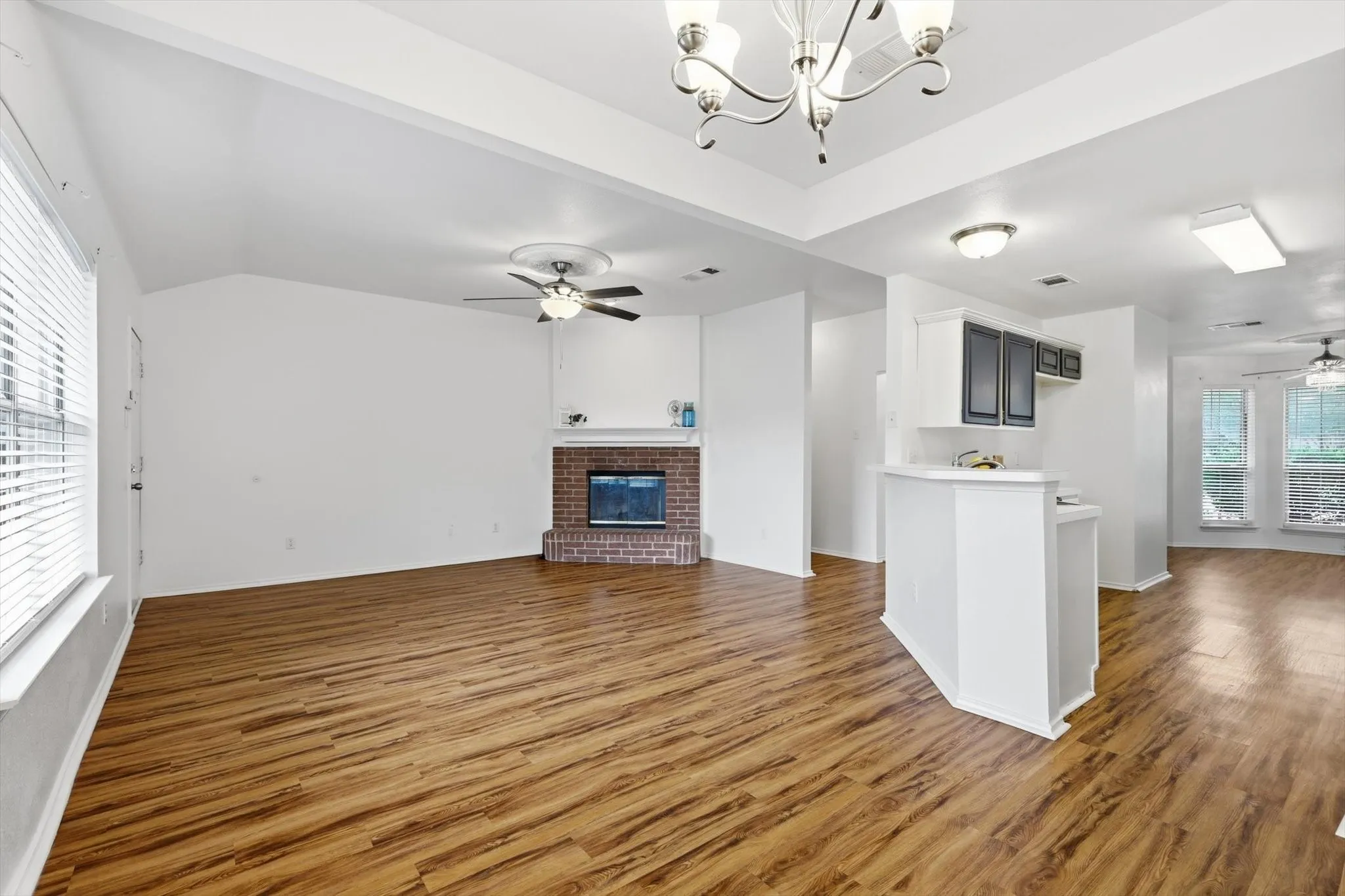 Single Family Residence For Sale in Ellis County , 921 High Point Drive, Midlothian, Texas 76065, 3 Bedroom, 2 Bathroom, 2 Garage spaces, 1,432 Sqft, built in 2000, mls#21264128, Real Estate Agent in Midlothian, Homes For Sale in Ellis county, Homes For Sale in Midlothian, Realtor in Midlothian Texas, Real Estate Brokerage Independent Realty Texas, Luminita Cordes Realtor
