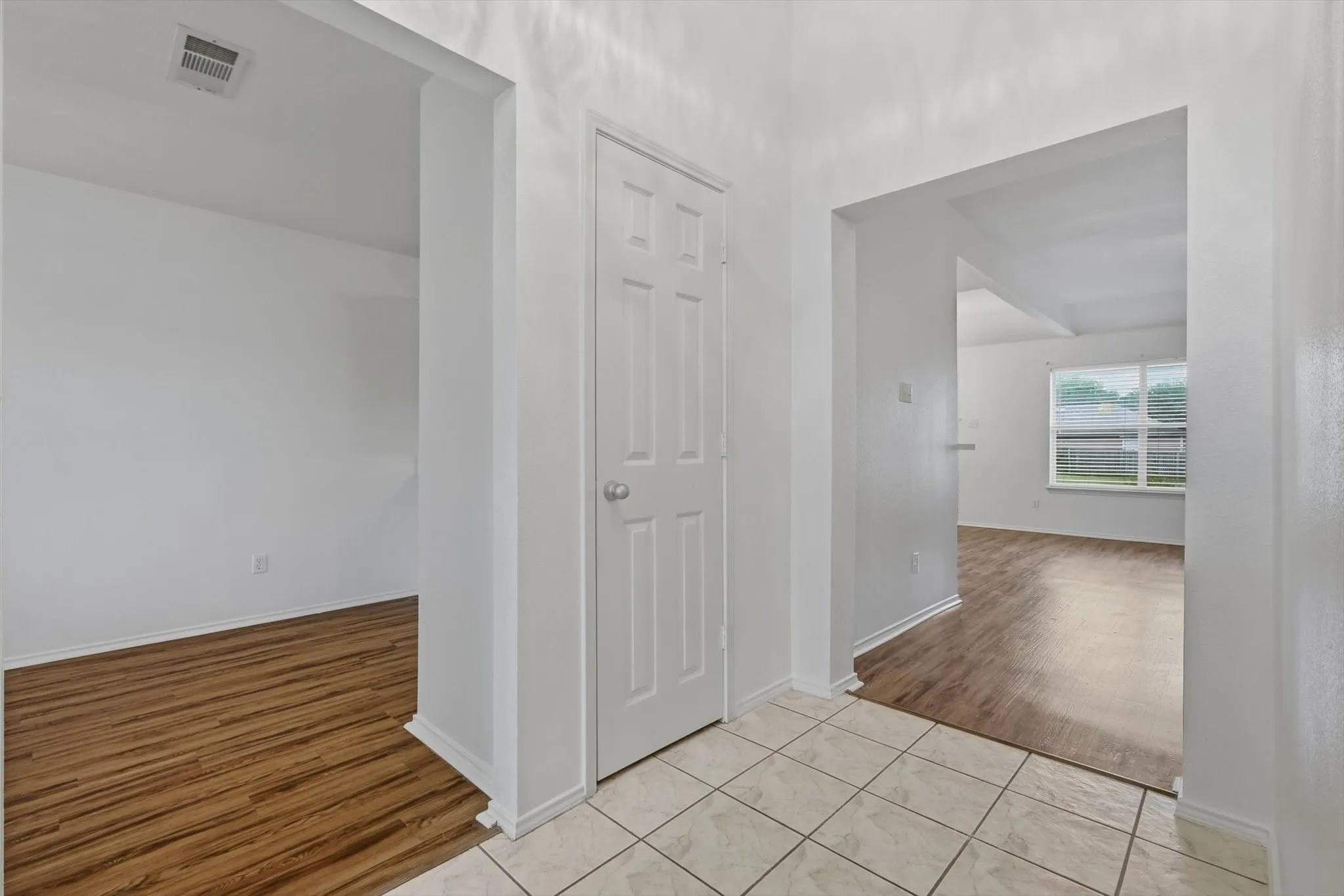 Single Family Residence For Sale in Ellis County , 921 High Point Drive, Midlothian, Texas 76065, 3 Bedroom, 2 Bathroom, 2 Garage spaces, 1,432 Sqft, built in 2000, mls#21264128, Real Estate Agent in Midlothian, Homes For Sale in Ellis county, Homes For Sale in Midlothian, Realtor in Midlothian Texas, Real Estate Brokerage Independent Realty Texas, Luminita Cordes Realtor