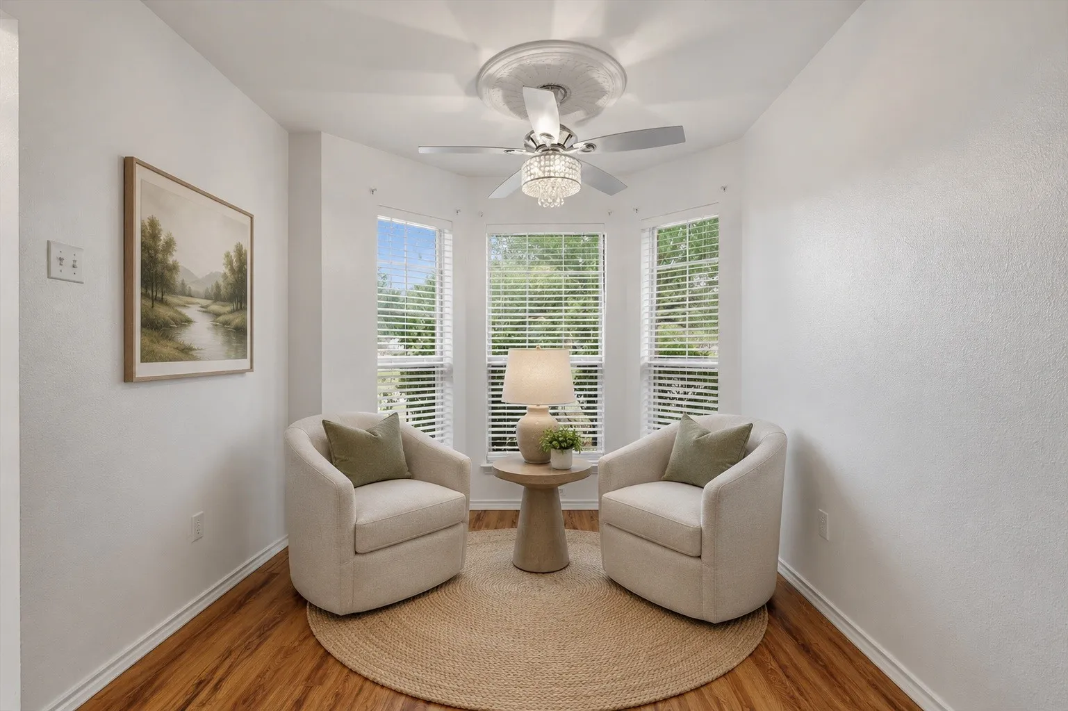 Front sitting area
*VIRTUALLY STAGED*