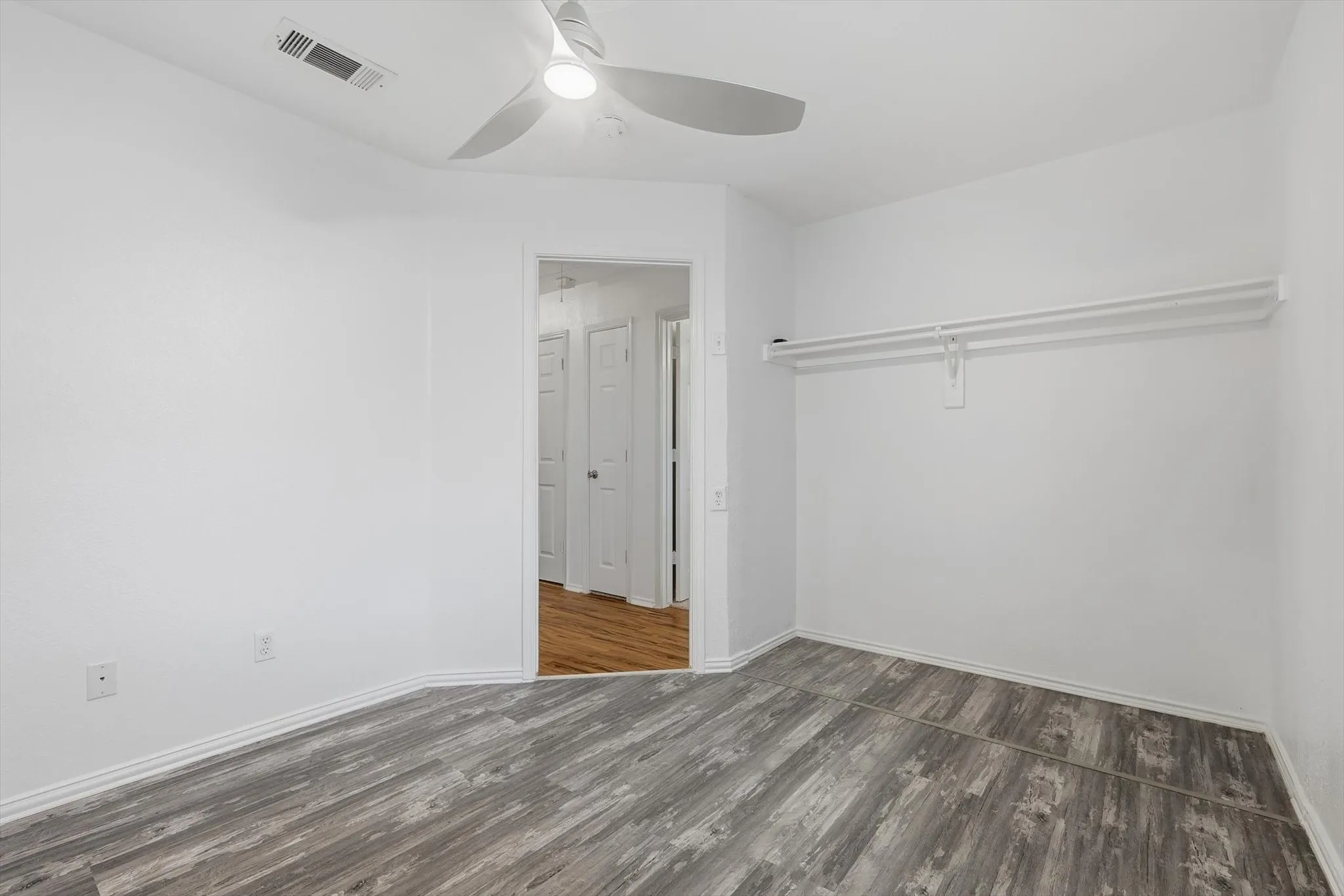 Single Family Residence For Sale in Ellis County , 921 High Point Drive, Midlothian, Texas 76065, 3 Bedroom, 2 Bathroom, 2 Garage spaces, 1,432 Sqft, built in 2000, mls#21264128, Real Estate Agent in Midlothian, Homes For Sale in Ellis county, Homes For Sale in Midlothian, Realtor in Midlothian Texas, Real Estate Brokerage Independent Realty Texas, Luminita Cordes Realtor