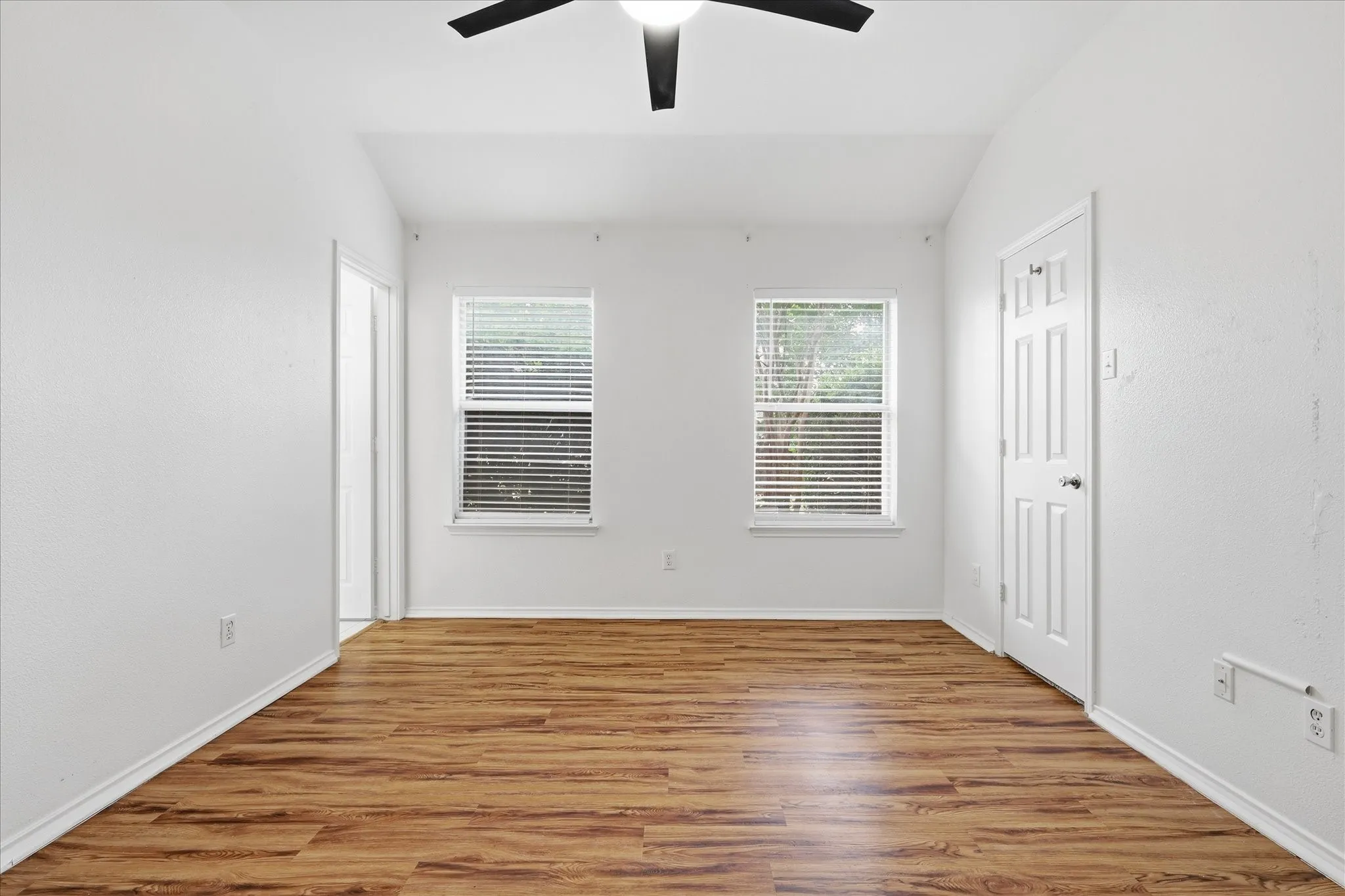 Single Family Residence For Sale in Ellis County , 921 High Point Drive, Midlothian, Texas 76065, 3 Bedroom, 2 Bathroom, 2 Garage spaces, 1,432 Sqft, built in 2000, mls#21264128, Real Estate Agent in Midlothian, Homes For Sale in Ellis county, Homes For Sale in Midlothian, Realtor in Midlothian Texas, Real Estate Brokerage Independent Realty Texas, Luminita Cordes Realtor