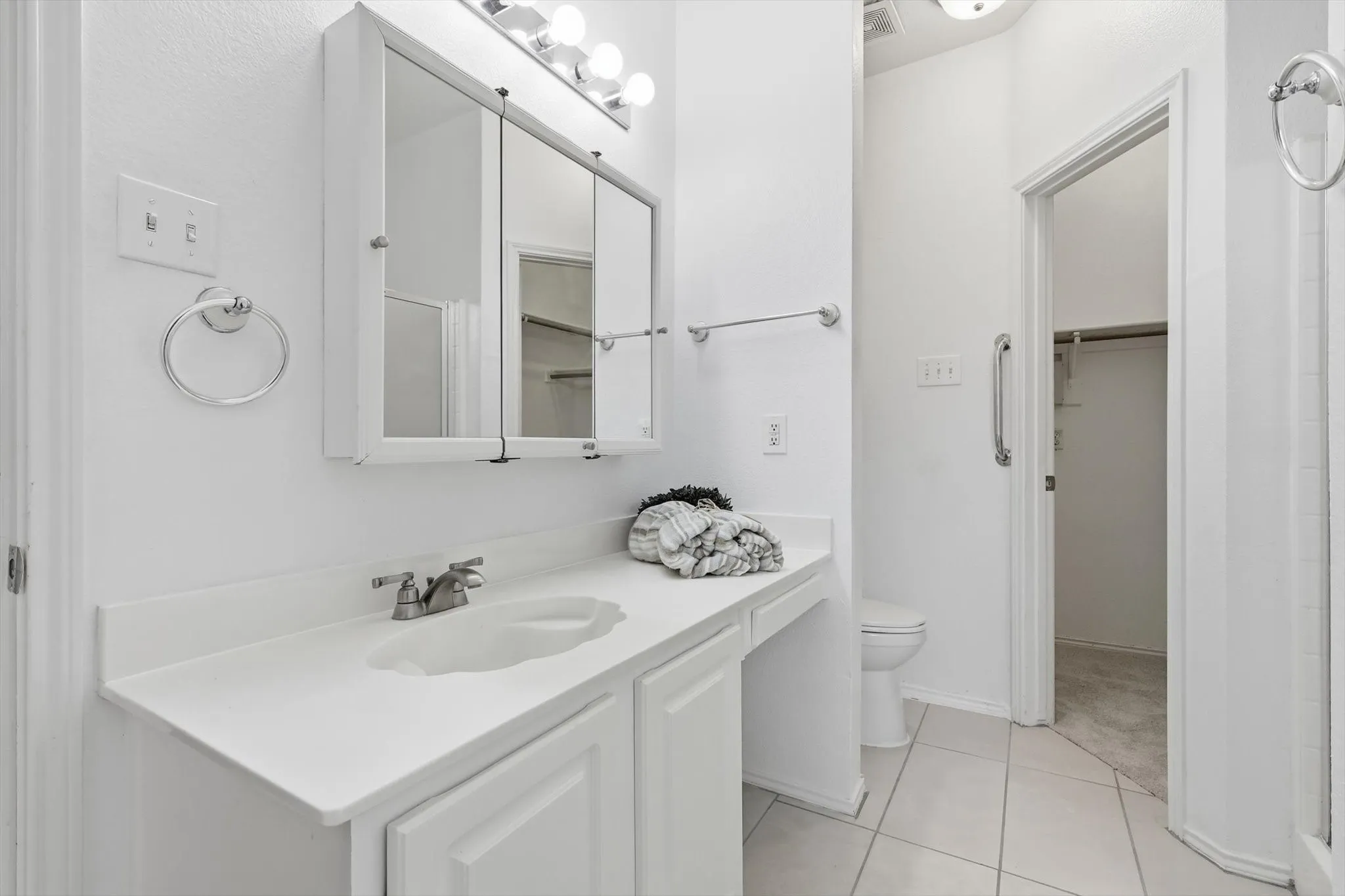 Single Family Residence For Sale in Ellis County , 921 High Point Drive, Midlothian, Texas 76065, 3 Bedroom, 2 Bathroom, 2 Garage spaces, 1,432 Sqft, built in 2000, mls#21264128, Real Estate Agent in Midlothian, Homes For Sale in Ellis county, Homes For Sale in Midlothian, Realtor in Midlothian Texas, Real Estate Brokerage Independent Realty Texas, Luminita Cordes Realtor