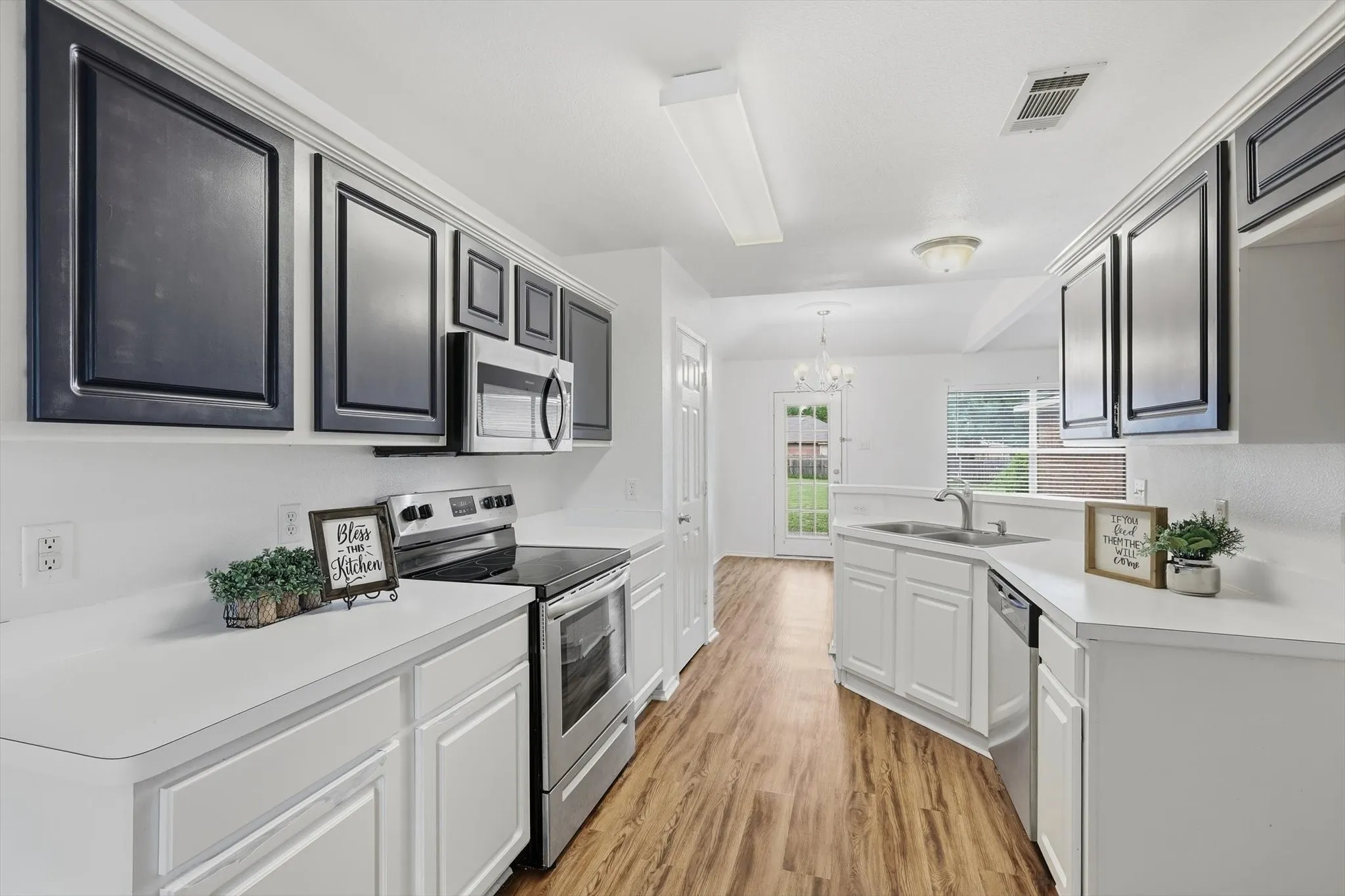 Single Family Residence For Sale in Ellis County , 921 High Point Drive, Midlothian, Texas 76065, 3 Bedroom, 2 Bathroom, 2 Garage spaces, 1,432 Sqft, built in 2000, mls#21264128, Real Estate Agent in Midlothian, Homes For Sale in Ellis county, Homes For Sale in Midlothian, Realtor in Midlothian Texas, Real Estate Brokerage Independent Realty Texas, Luminita Cordes Realtor