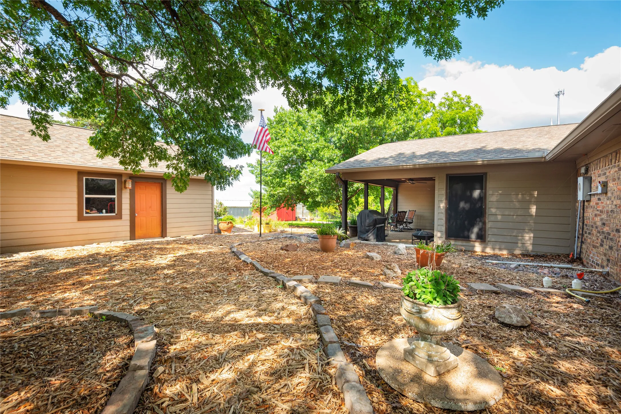 Single Family Residence For Sale in Collin County , 4142 County Road 1001, Mc Kinney, Texas 75071, 4 Bedroom, 3 Bathroom, 2 Garage spaces, 2,560 Sqft, built in 1982, mls#21263845, Real Estate Agent in Mc Kinney, Homes For Sale in Collin county, Homes For Sale in Mc Kinney, Realtor in Mc Kinney Texas, Real Estate Brokerage Independent Realty Texas, Luminita Cordes Realtor