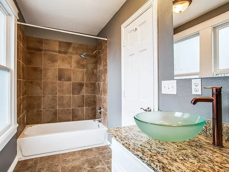 Duplex For Rent in Dallas County , 407 S Windomere Avenue B, Dallas, Texas 75208, 3 Bedroom, 2 Bathroom, Garage spaces, 1,567 Sqft, built in 1925, mls#21263853, Real Estate Agent in Dallas, Homes For Rent in Dallas county, Homes For Rent in Dallas, Realtor in Dallas Texas, Real Estate Brokerage Independent Realty Texas, Luminita Cordes Realtor