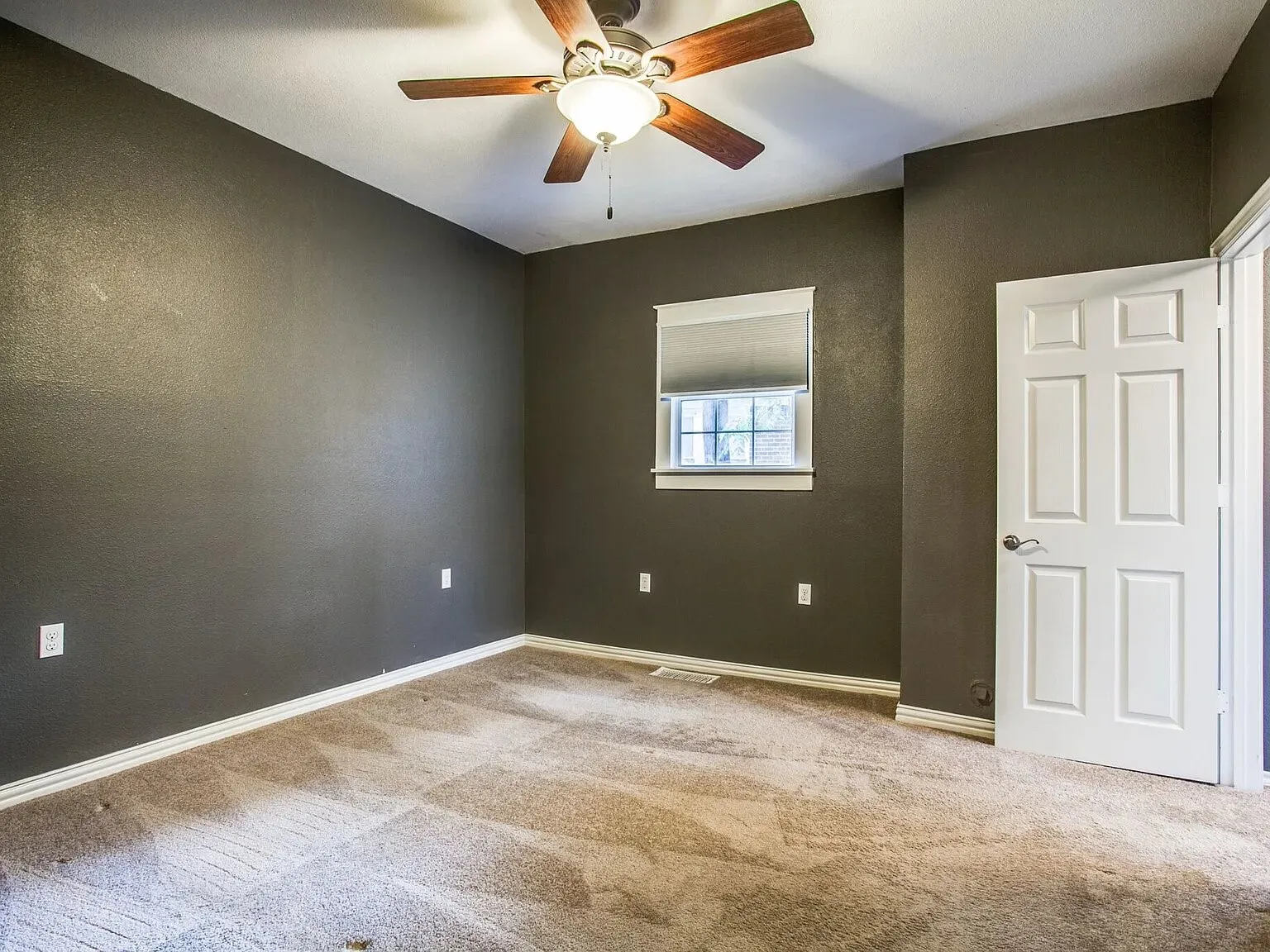 Duplex For Rent in Dallas County , 407 S Windomere Avenue B, Dallas, Texas 75208, 3 Bedroom, 2 Bathroom, Garage spaces, 1,567 Sqft, built in 1925, mls#21263853, Real Estate Agent in Dallas, Homes For Rent in Dallas county, Homes For Rent in Dallas, Realtor in Dallas Texas, Real Estate Brokerage Independent Realty Texas, Luminita Cordes Realtor
