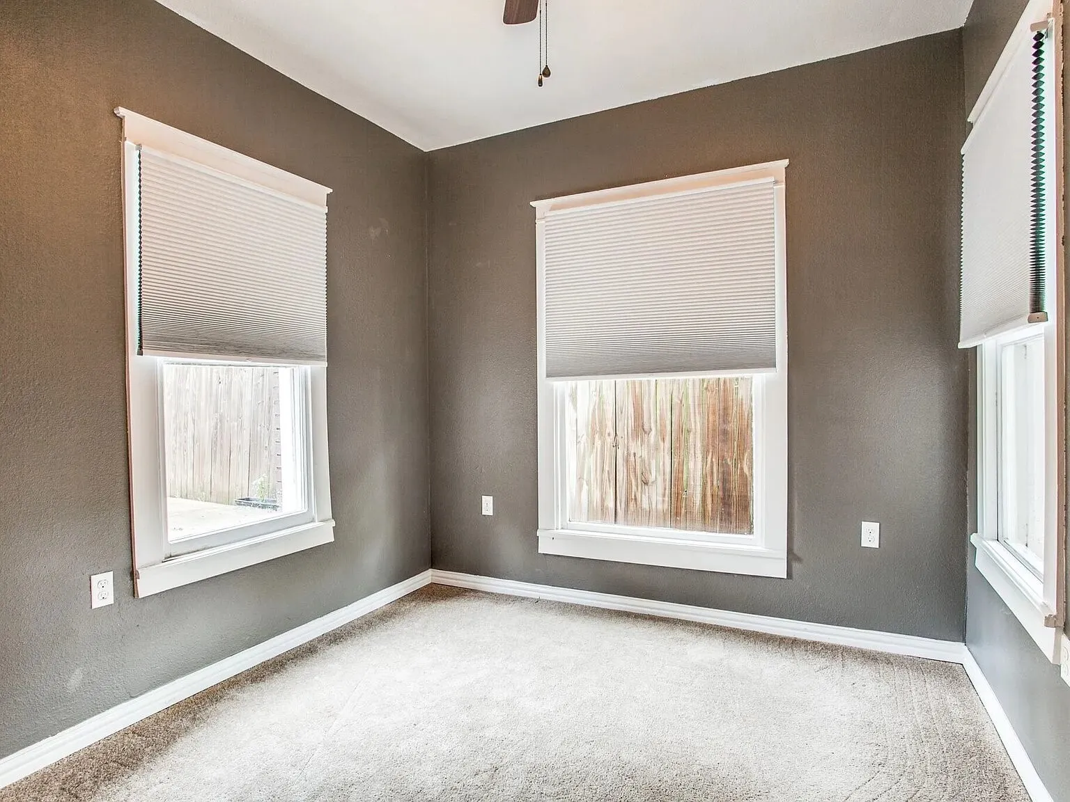 Duplex For Rent in Dallas County , 407 S Windomere Avenue B, Dallas, Texas 75208, 3 Bedroom, 2 Bathroom, Garage spaces, 1,567 Sqft, built in 1925, mls#21263853, Real Estate Agent in Dallas, Homes For Rent in Dallas county, Homes For Rent in Dallas, Realtor in Dallas Texas, Real Estate Brokerage Independent Realty Texas, Luminita Cordes Realtor