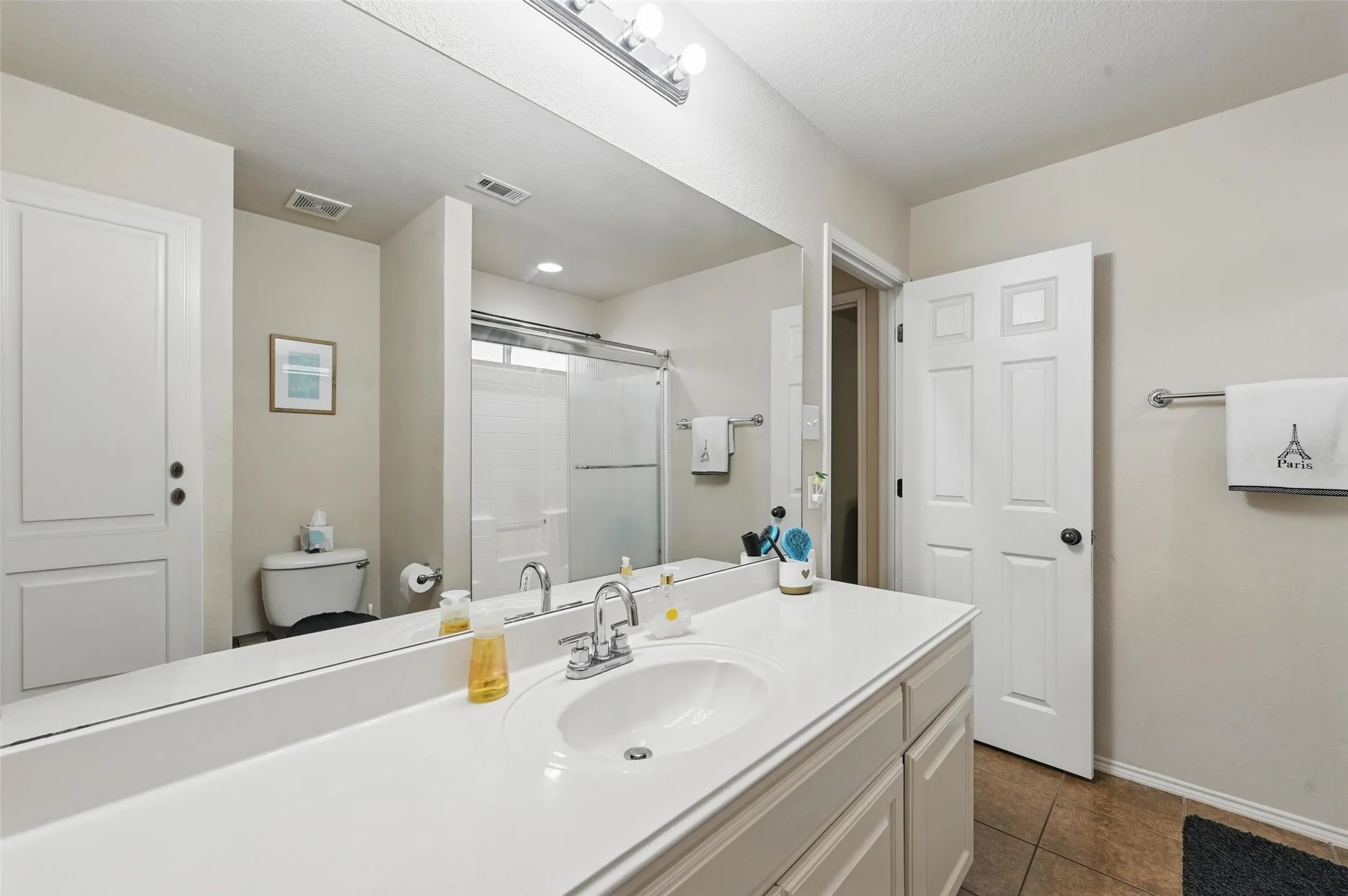 Hall Full Bath between split bedrooms