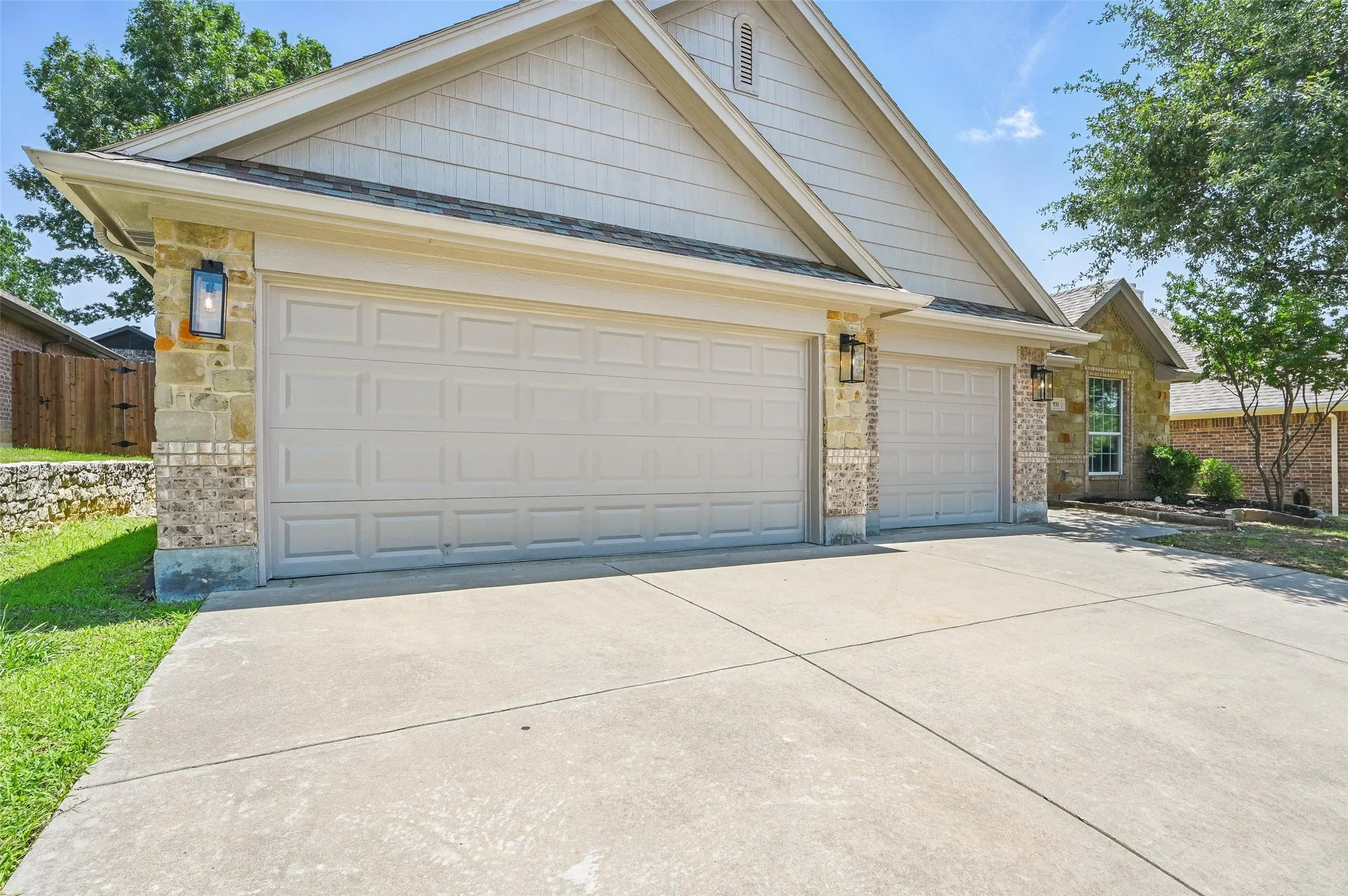 Single Family Residence For Sale in Johnson County , 931 White Marlin Drive, Burleson, Texas 76028, 4 Bedroom, 3 Bathroom, 3 Garage spaces, 2,376 Sqft, built in 2008, mls#21263932, Real Estate Agent in Burleson, Homes For Sale in Johnson county, Homes For Sale in Burleson, Realtor in Burleson Texas, Real Estate Brokerage Independent Realty Texas, Luminita Cordes Realtor