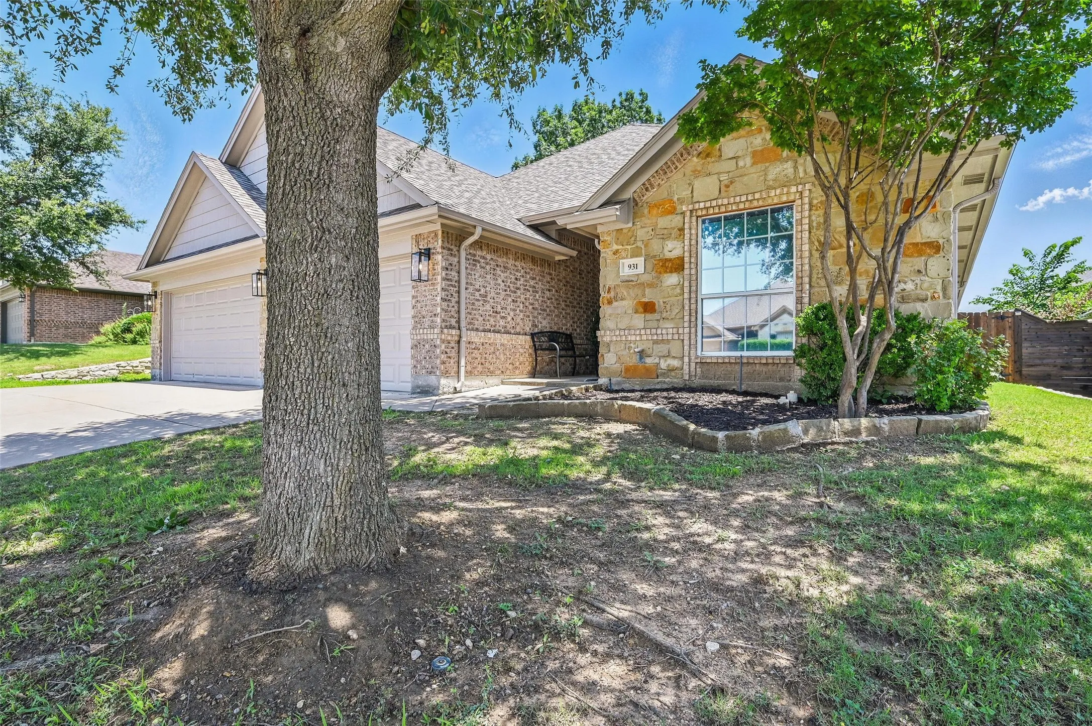 Single Family Residence For Sale in Johnson County , 931 White Marlin Drive, Burleson, Texas 76028, 4 Bedroom, 3 Bathroom, 3 Garage spaces, 2,376 Sqft, built in 2008, mls#21263932, Real Estate Agent in Burleson, Homes For Sale in Johnson county, Homes For Sale in Burleson, Realtor in Burleson Texas, Real Estate Brokerage Independent Realty Texas, Luminita Cordes Realtor