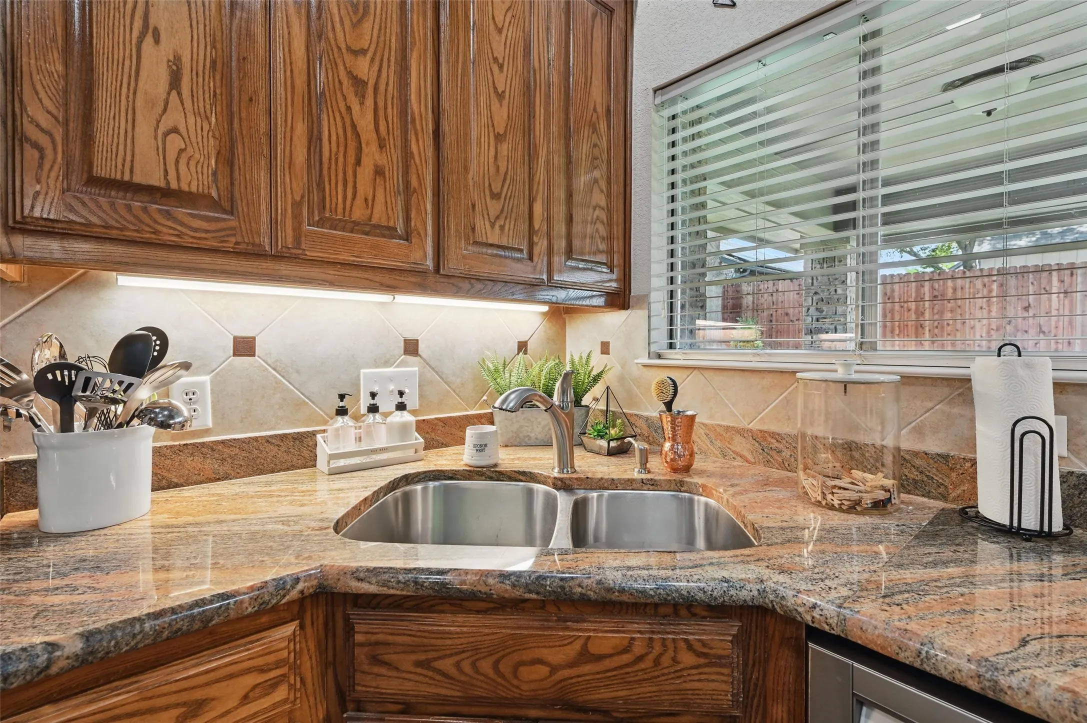 Single Family Residence For Sale in Johnson County , 931 White Marlin Drive, Burleson, Texas 76028, 4 Bedroom, 3 Bathroom, 3 Garage spaces, 2,376 Sqft, built in 2008, mls#21263932, Real Estate Agent in Burleson, Homes For Sale in Johnson county, Homes For Sale in Burleson, Realtor in Burleson Texas, Real Estate Brokerage Independent Realty Texas, Luminita Cordes Realtor