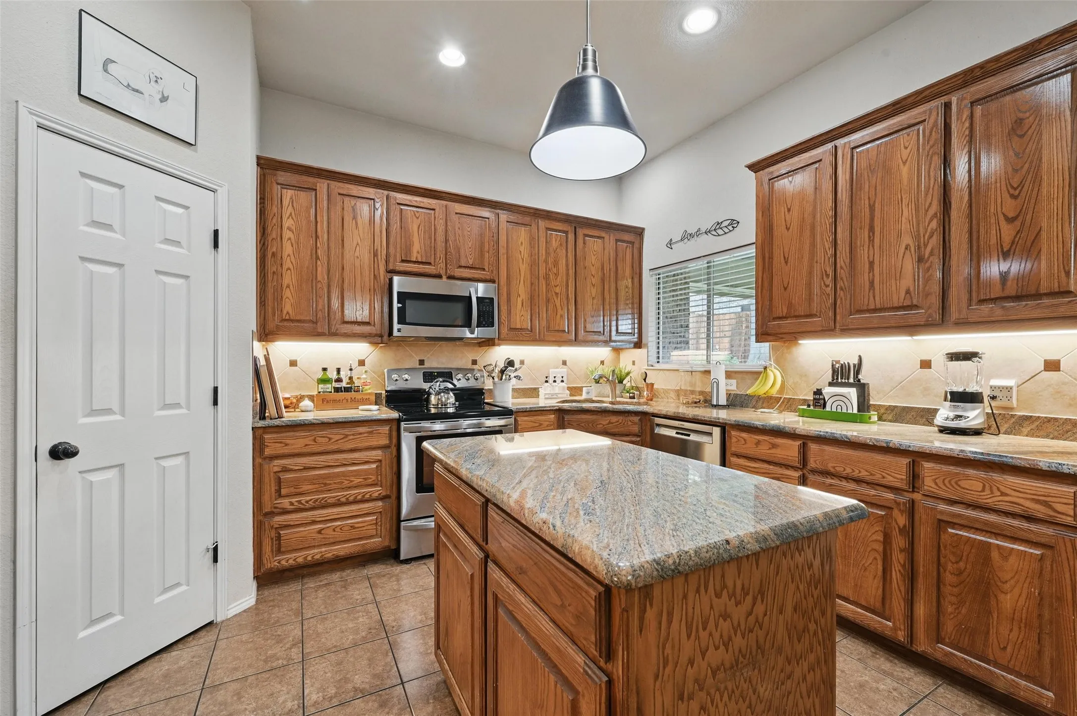 Single Family Residence For Sale in Johnson County , 931 White Marlin Drive, Burleson, Texas 76028, 4 Bedroom, 3 Bathroom, 3 Garage spaces, 2,376 Sqft, built in 2008, mls#21263932, Real Estate Agent in Burleson, Homes For Sale in Johnson county, Homes For Sale in Burleson, Realtor in Burleson Texas, Real Estate Brokerage Independent Realty Texas, Luminita Cordes Realtor
