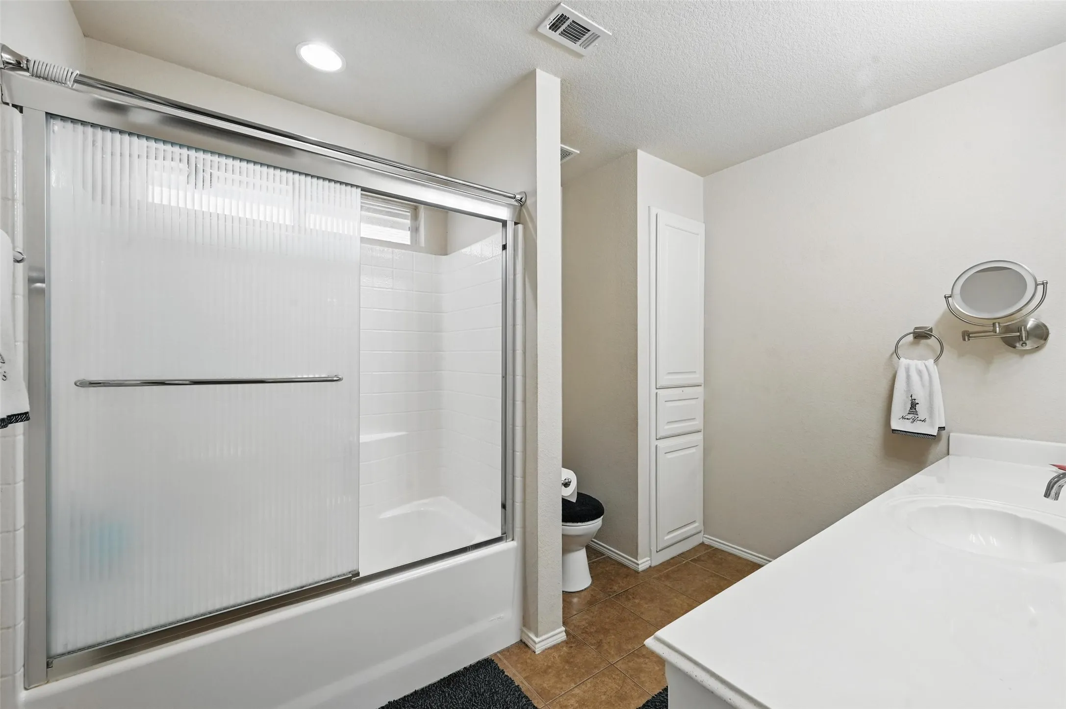 Hall Full Bath Between split bedrooms