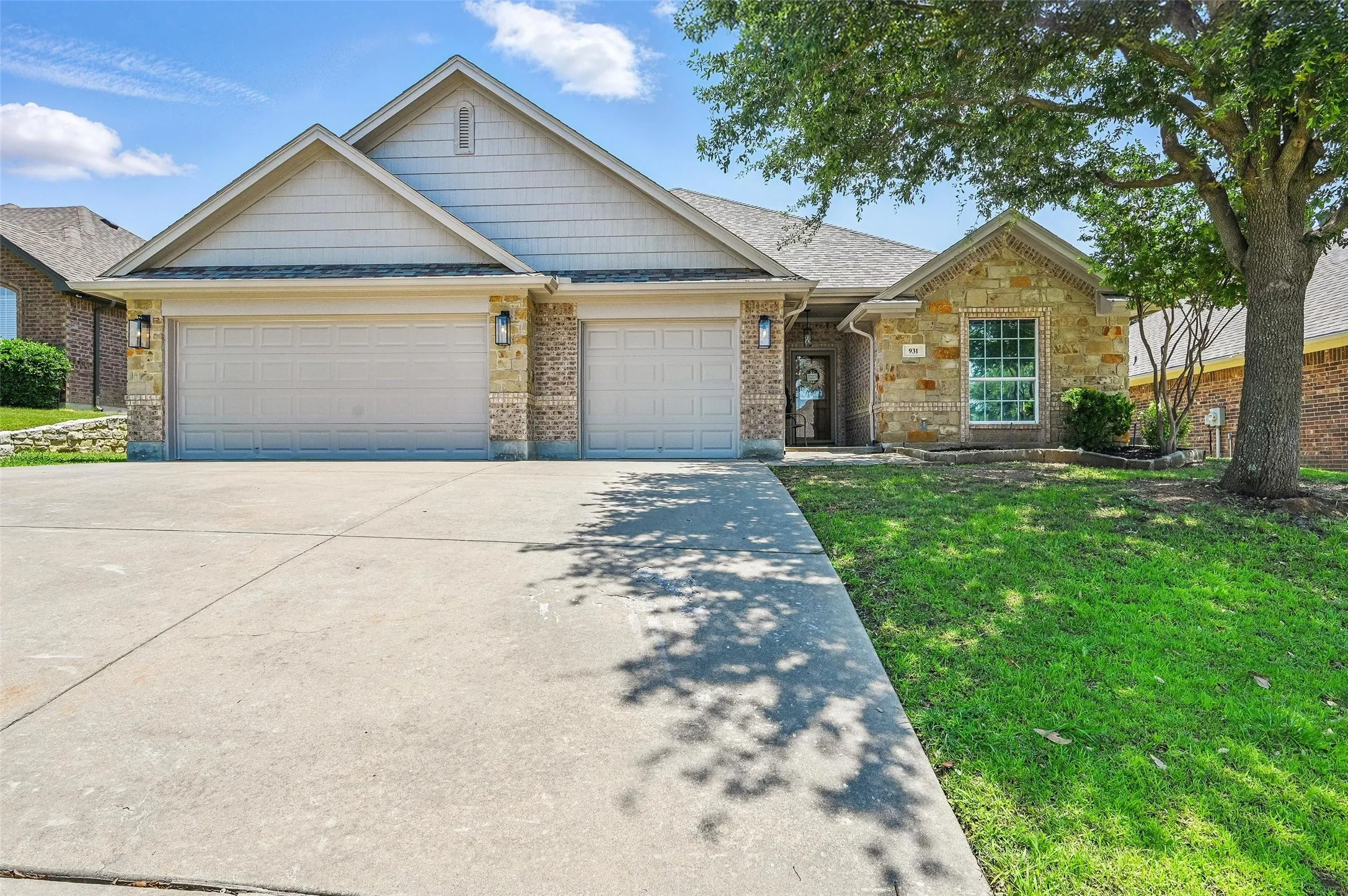 Single Family Residence For Sale in Johnson County , 931 White Marlin Drive, Burleson, Texas 76028, 4 Bedroom, 3 Bathroom, 3 Garage spaces, 2,376 Sqft, built in 2008, mls#21263932, Real Estate Agent in Burleson, Homes For Sale in Johnson county, Homes For Sale in Burleson, Realtor in Burleson Texas, Real Estate Brokerage Independent Realty Texas, Luminita Cordes Realtor