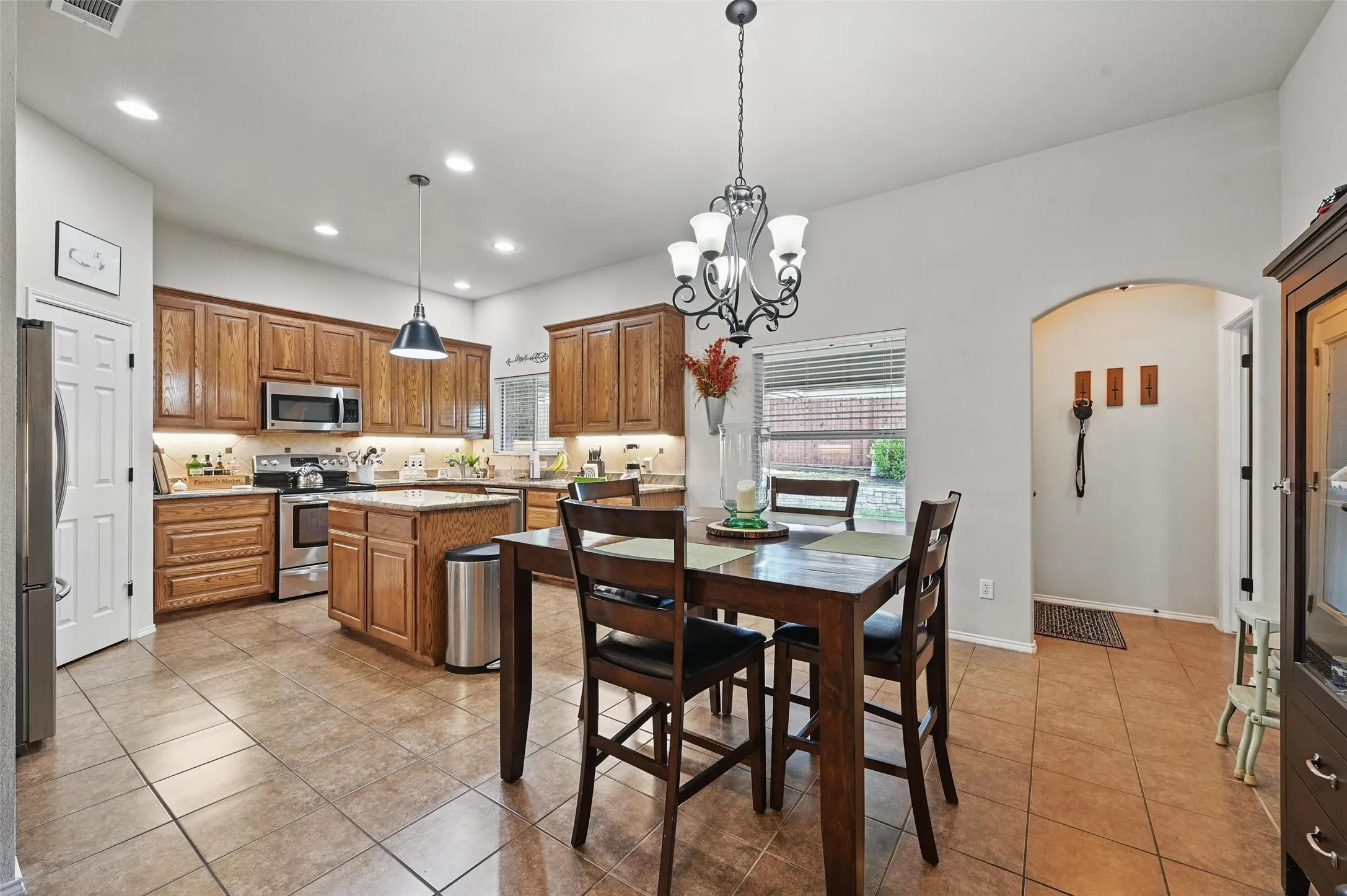 Single Family Residence For Sale in Johnson County , 931 White Marlin Drive, Burleson, Texas 76028, 4 Bedroom, 3 Bathroom, 3 Garage spaces, 2,376 Sqft, built in 2008, mls#21263932, Real Estate Agent in Burleson, Homes For Sale in Johnson county, Homes For Sale in Burleson, Realtor in Burleson Texas, Real Estate Brokerage Independent Realty Texas, Luminita Cordes Realtor