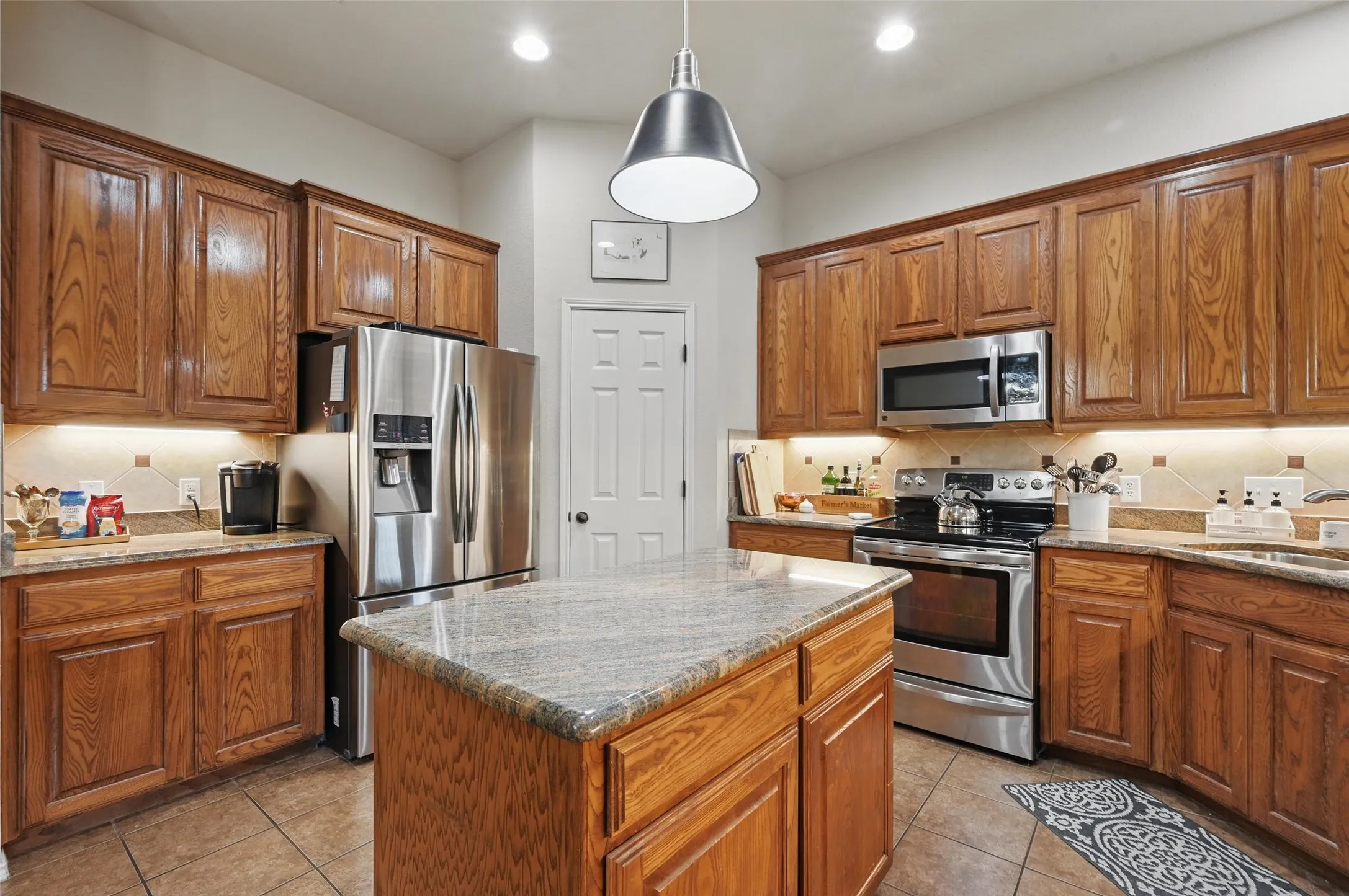Single Family Residence For Sale in Johnson County , 931 White Marlin Drive, Burleson, Texas 76028, 4 Bedroom, 3 Bathroom, 3 Garage spaces, 2,376 Sqft, built in 2008, mls#21263932, Real Estate Agent in Burleson, Homes For Sale in Johnson county, Homes For Sale in Burleson, Realtor in Burleson Texas, Real Estate Brokerage Independent Realty Texas, Luminita Cordes Realtor