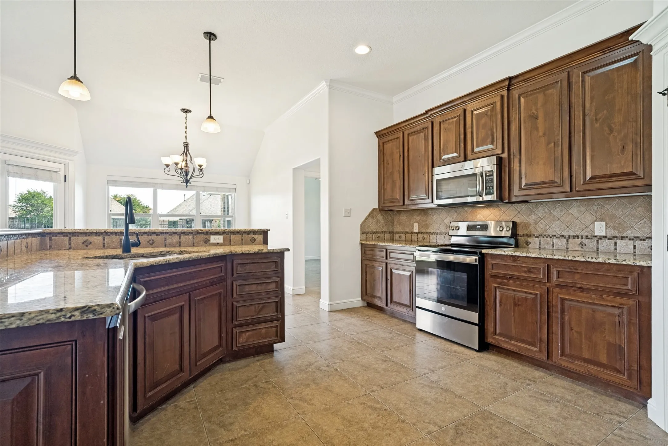 Single Family Residence For Sale in Hood County , 204 Captains Court, Granbury, Texas 76049, 3 Bedrooms, 2 Bathrooms, 2 Garage spaces, 1,696 Sqft, built in 2012, Price $349,000, mls#21259413, Real Estate Agent in Granbury, Homes For Sale in Hood county, Homes For Sale in Granbury, Realtor in Granbury Texas, Real Estate Brokerage Independent Realty Texas, Luminita Cordes Realtor