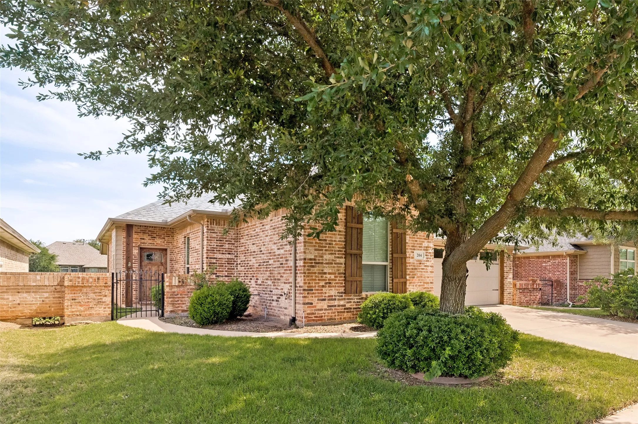 Single Family Residence For Sale in Hood County , 204 Captains Court, Granbury, Texas 76049, 3 Bedrooms, 2 Bathrooms, 2 Garage spaces, 1,696 Sqft, built in 2012, Price $349,000, mls#21259413, Real Estate Agent in Granbury, Homes For Sale in Hood county, Homes For Sale in Granbury, Realtor in Granbury Texas, Real Estate Brokerage Independent Realty Texas, Luminita Cordes Realtor