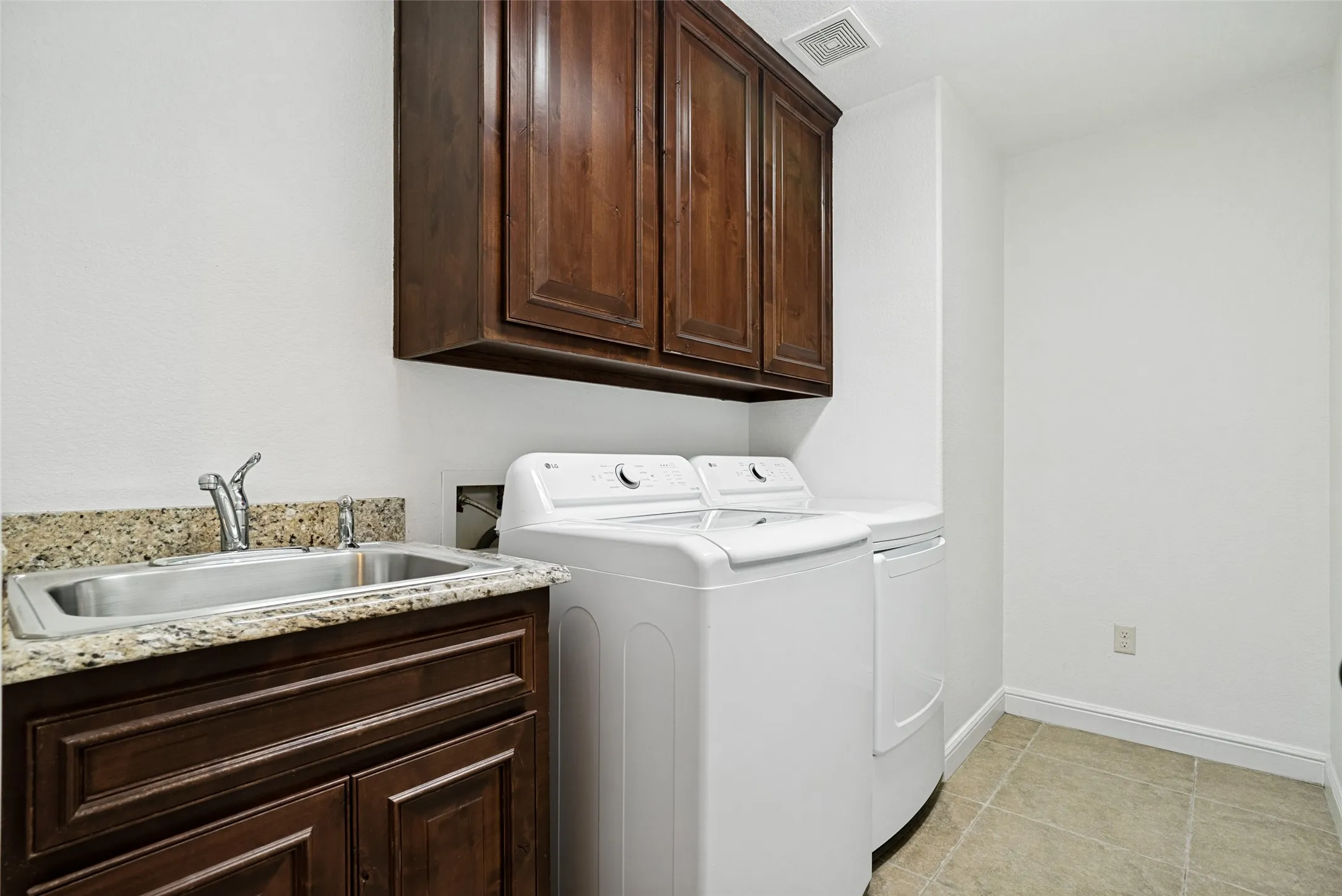 Single Family Residence For Sale in Hood County , 204 Captains Court, Granbury, Texas 76049, 3 Bedrooms, 2 Bathrooms, 2 Garage spaces, 1,696 Sqft, built in 2012, Price $349,000, mls#21259413, Real Estate Agent in Granbury, Homes For Sale in Hood county, Homes For Sale in Granbury, Realtor in Granbury Texas, Real Estate Brokerage Independent Realty Texas, Luminita Cordes Realtor