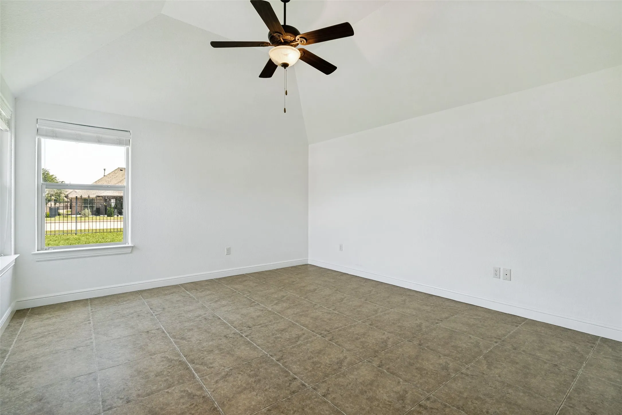 Single Family Residence For Sale in Hood County , 204 Captains Court, Granbury, Texas 76049, 3 Bedrooms, 2 Bathrooms, 2 Garage spaces, 1,696 Sqft, built in 2012, Price $349,000, mls#21259413, Real Estate Agent in Granbury, Homes For Sale in Hood county, Homes For Sale in Granbury, Realtor in Granbury Texas, Real Estate Brokerage Independent Realty Texas, Luminita Cordes Realtor