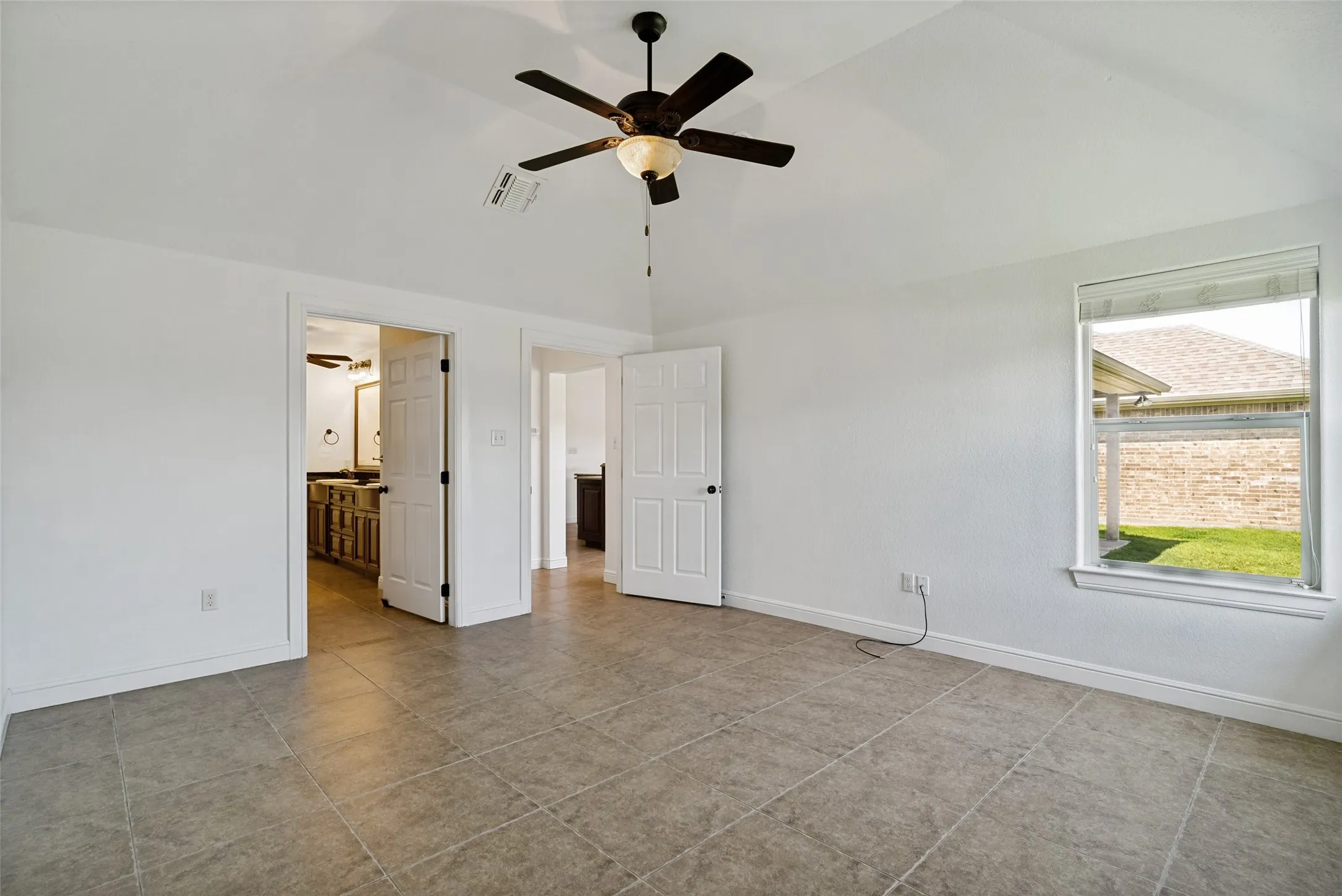 Single Family Residence For Sale in Hood County , 204 Captains Court, Granbury, Texas 76049, 3 Bedrooms, 2 Bathrooms, 2 Garage spaces, 1,696 Sqft, built in 2012, Price $349,000, mls#21259413, Real Estate Agent in Granbury, Homes For Sale in Hood county, Homes For Sale in Granbury, Realtor in Granbury Texas, Real Estate Brokerage Independent Realty Texas, Luminita Cordes Realtor