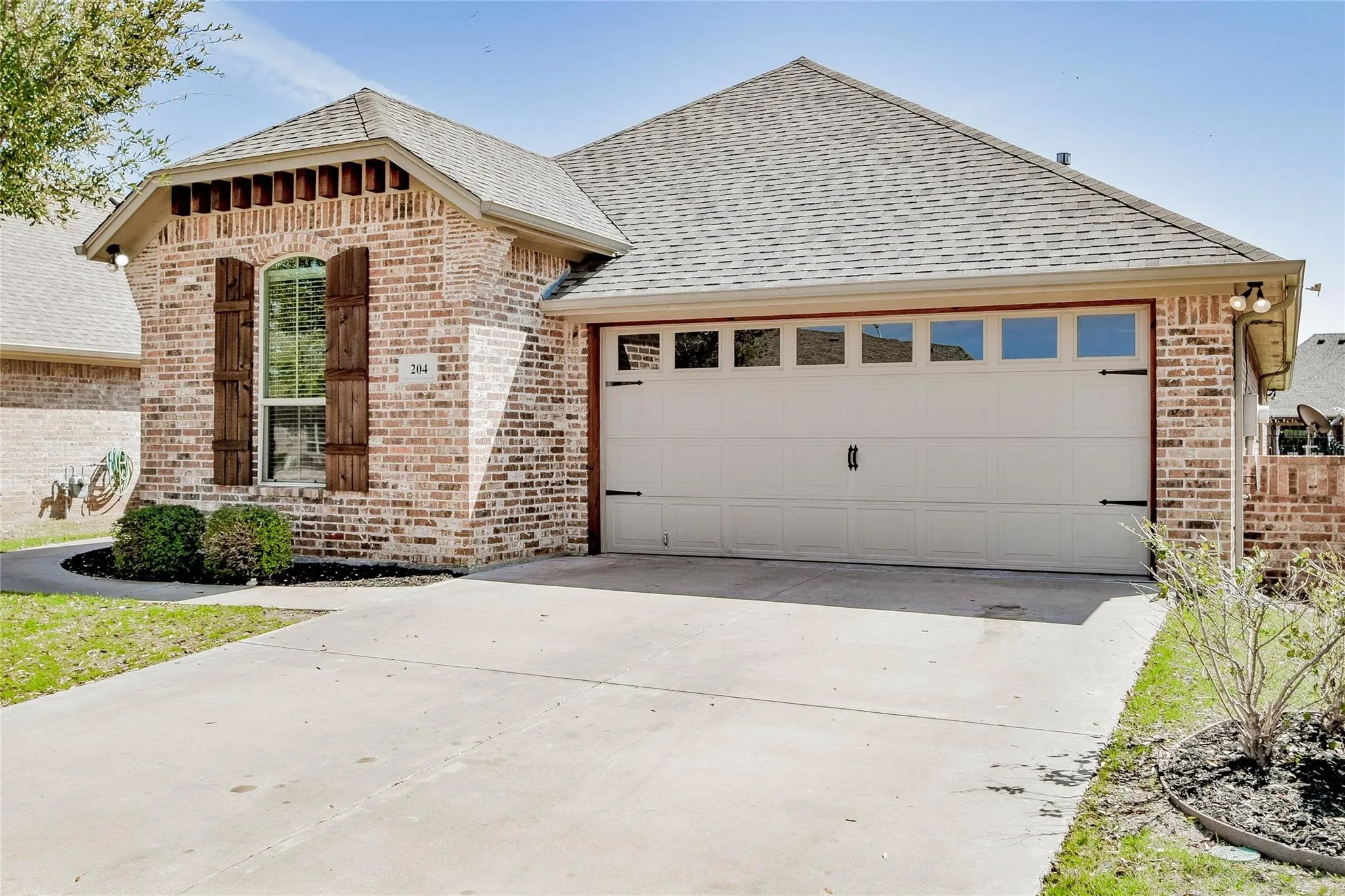 Single Family Residence For Sale in Hood County , 204 Captains Court, Granbury, Texas 76049, 3 Bedrooms, 2 Bathrooms, 2 Garage spaces, 1,696 Sqft, built in 2012, Price $349,000, mls#21259413, Real Estate Agent in Granbury, Homes For Sale in Hood county, Homes For Sale in Granbury, Realtor in Granbury Texas, Real Estate Brokerage Independent Realty Texas, Luminita Cordes Realtor