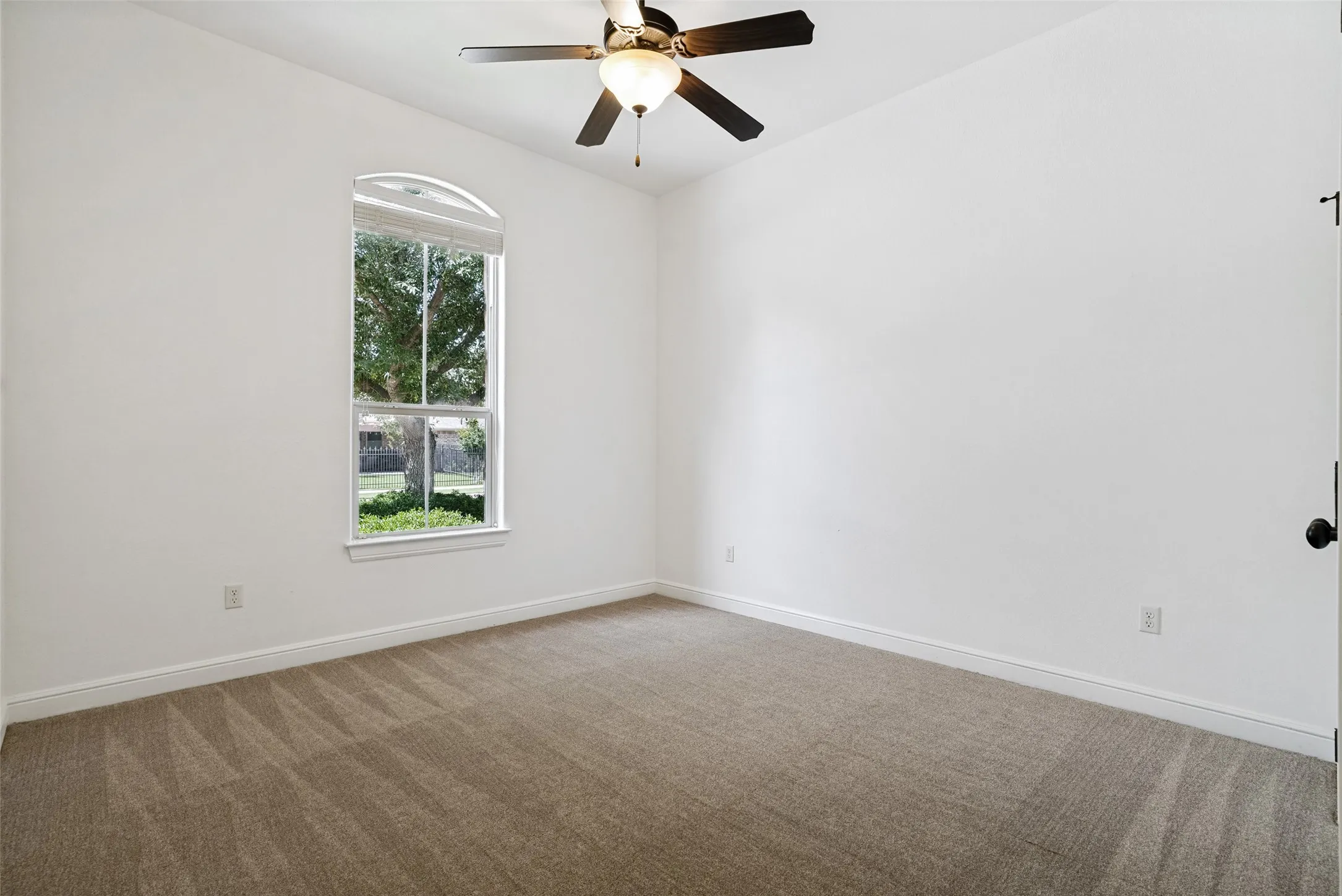Single Family Residence For Sale in Hood County , 204 Captains Court, Granbury, Texas 76049, 3 Bedrooms, 2 Bathrooms, 2 Garage spaces, 1,696 Sqft, built in 2012, Price $349,000, mls#21259413, Real Estate Agent in Granbury, Homes For Sale in Hood county, Homes For Sale in Granbury, Realtor in Granbury Texas, Real Estate Brokerage Independent Realty Texas, Luminita Cordes Realtor