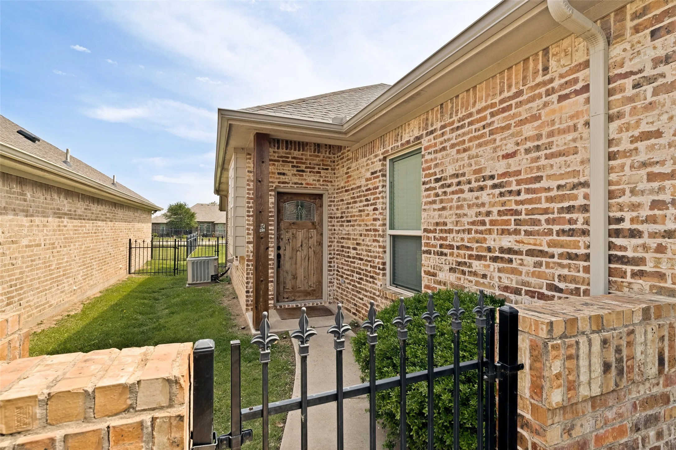 Single Family Residence For Sale in Hood County , 204 Captains Court, Granbury, Texas 76049, 3 Bedrooms, 2 Bathrooms, 2 Garage spaces, 1,696 Sqft, built in 2012, Price $349,000, mls#21259413, Real Estate Agent in Granbury, Homes For Sale in Hood county, Homes For Sale in Granbury, Realtor in Granbury Texas, Real Estate Brokerage Independent Realty Texas, Luminita Cordes Realtor