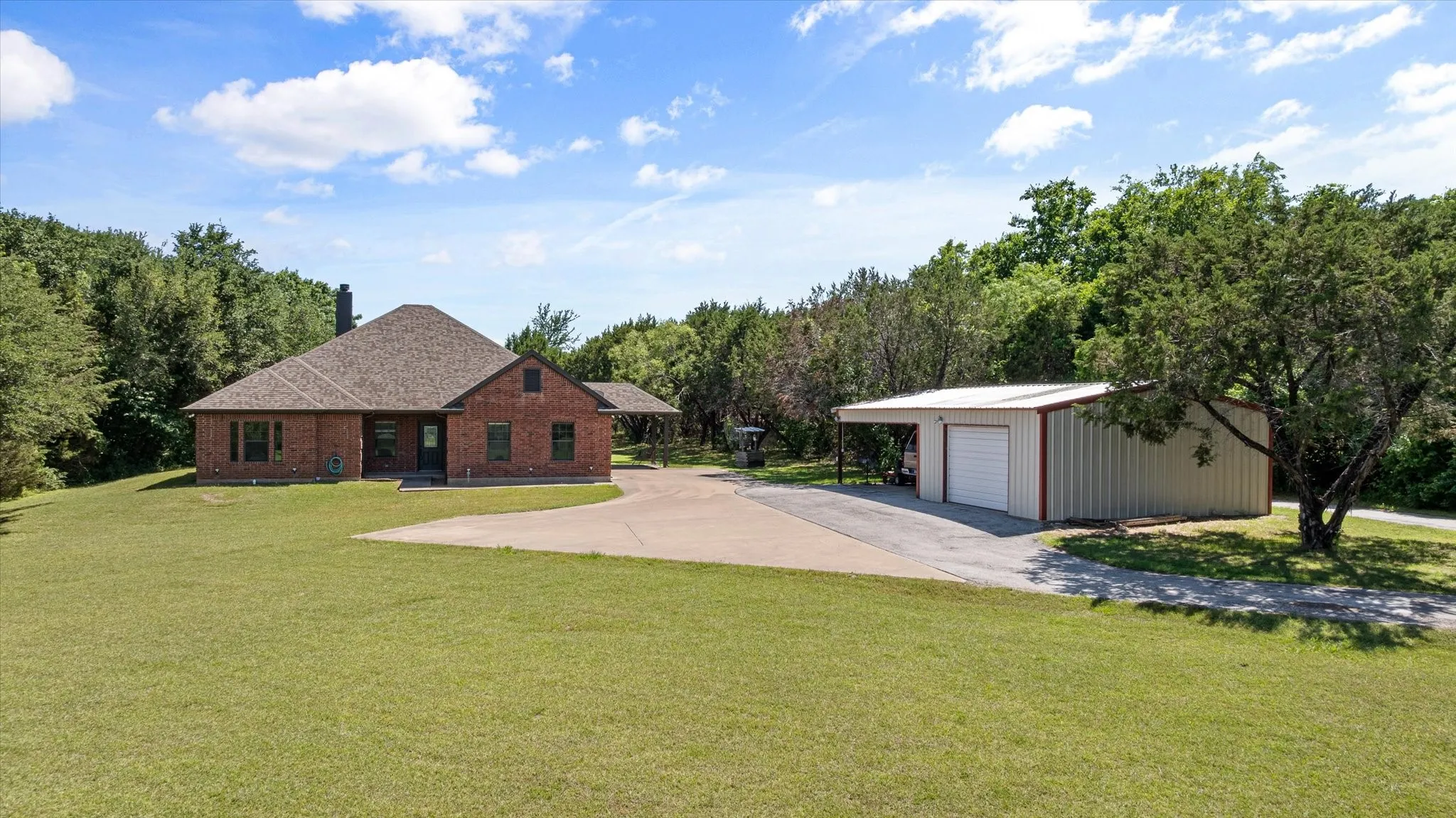 Single Family Residence For Sale in Hood County , 425 Indian Mountain Court, Granbury, Texas 76048, 4 Bedroom, 2 Bathroom, 2 Garage spaces, 2,466 Sqft, built in 2007, mls#21262056, Real Estate Agent in Granbury, Homes For Sale in Hood county, Homes For Sale in Granbury, Realtor in Granbury Texas, Real Estate Brokerage Independent Realty Texas, Luminita Cordes Realtor