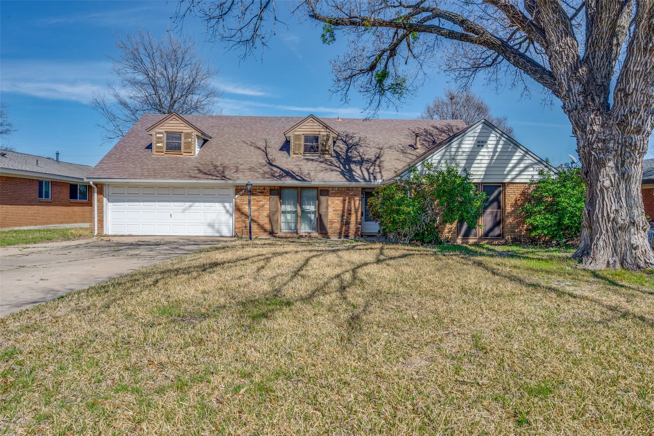 Single Family Residence For Sale in Tarrant County , 5613 Westcreek Drive, Fort Worth, Texas 76133, 4 Bedroom, 2 Bathroom, 2 Garage spaces, 1,690 Sqft, built in 1959, mls#21261590, Real Estate Agent in Fort Worth, Homes For Sale in Tarrant county, Homes For Sale in Fort Worth, Realtor in Fort Worth Texas, Real Estate Brokerage Independent Realty Texas, Luminita Cordes Realtor