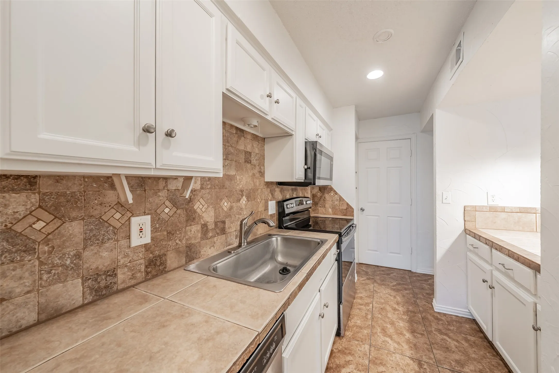 Condominium For Sale in Tarrant County , 9999 Boat Club Road 311, Fort Worth, Texas 76179, 3 Bedroom, 4 Bathroom, Garage spaces, 1,460 Sqft, built in 1970, mls#21261914, Real Estate Agent in Fort Worth, Homes For Sale in Tarrant county, Homes For Sale in Fort Worth, Realtor in Fort Worth Texas, Real Estate Brokerage Independent Realty Texas, Luminita Cordes Realtor