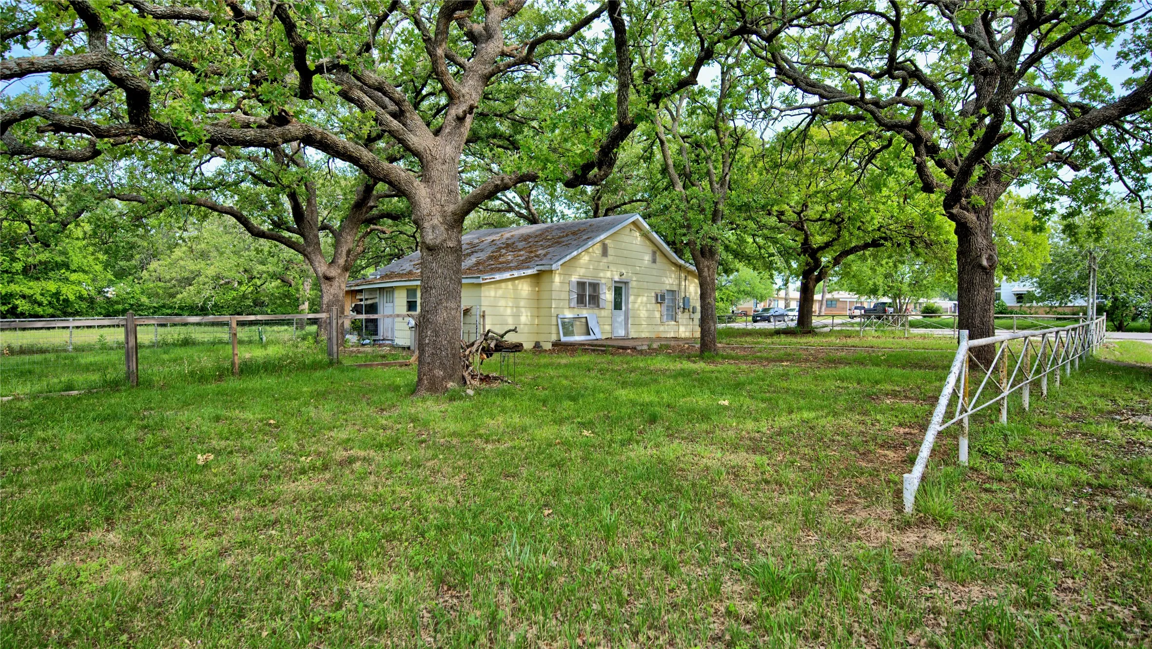 Single Family Residence For Sale in Montague County , 201 Croxton Street, Nocona, Texas 76255, 2 Bedrooms, 1 Bathroom, Garage spaces, 938 Sqft, built in 1936, Price $300,000, mls#21264299, Real Estate Agent in Nocona, Homes For Sale in Montague county, Homes For Sale in Nocona, Realtor in Nocona Texas, Real Estate Brokerage Independent Realty Texas, Luminita Cordes Realtor