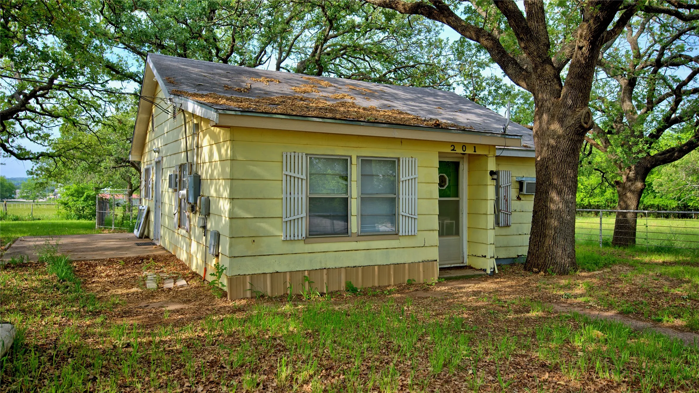 Single Family Residence For Sale in Montague County , 201 Croxton Street, Nocona, Texas 76255, 2 Bedrooms, 1 Bathroom, Garage spaces, 938 Sqft, built in 1936, Price $300,000, mls#21264299, Real Estate Agent in Nocona, Homes For Sale in Montague county, Homes For Sale in Nocona, Realtor in Nocona Texas, Real Estate Brokerage Independent Realty Texas, Luminita Cordes Realtor