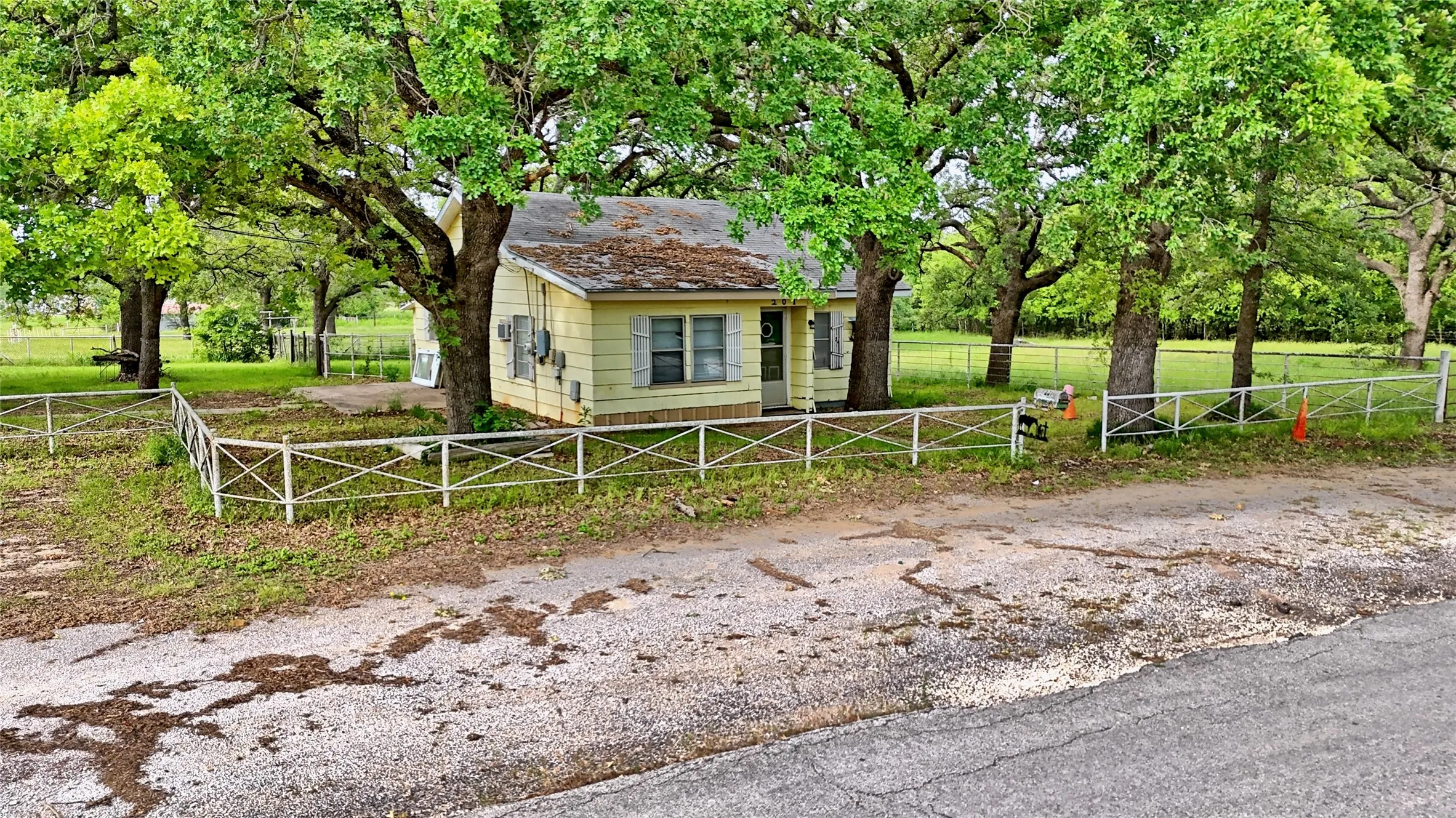 Single Family Residence For Sale in Montague County , 201 Croxton Street, Nocona, Texas 76255, 2 Bedrooms, 1 Bathroom, Garage spaces, 938 Sqft, built in 1936, Price $300,000, mls#21264299, Real Estate Agent in Nocona, Homes For Sale in Montague county, Homes For Sale in Nocona, Realtor in Nocona Texas, Real Estate Brokerage Independent Realty Texas, Luminita Cordes Realtor